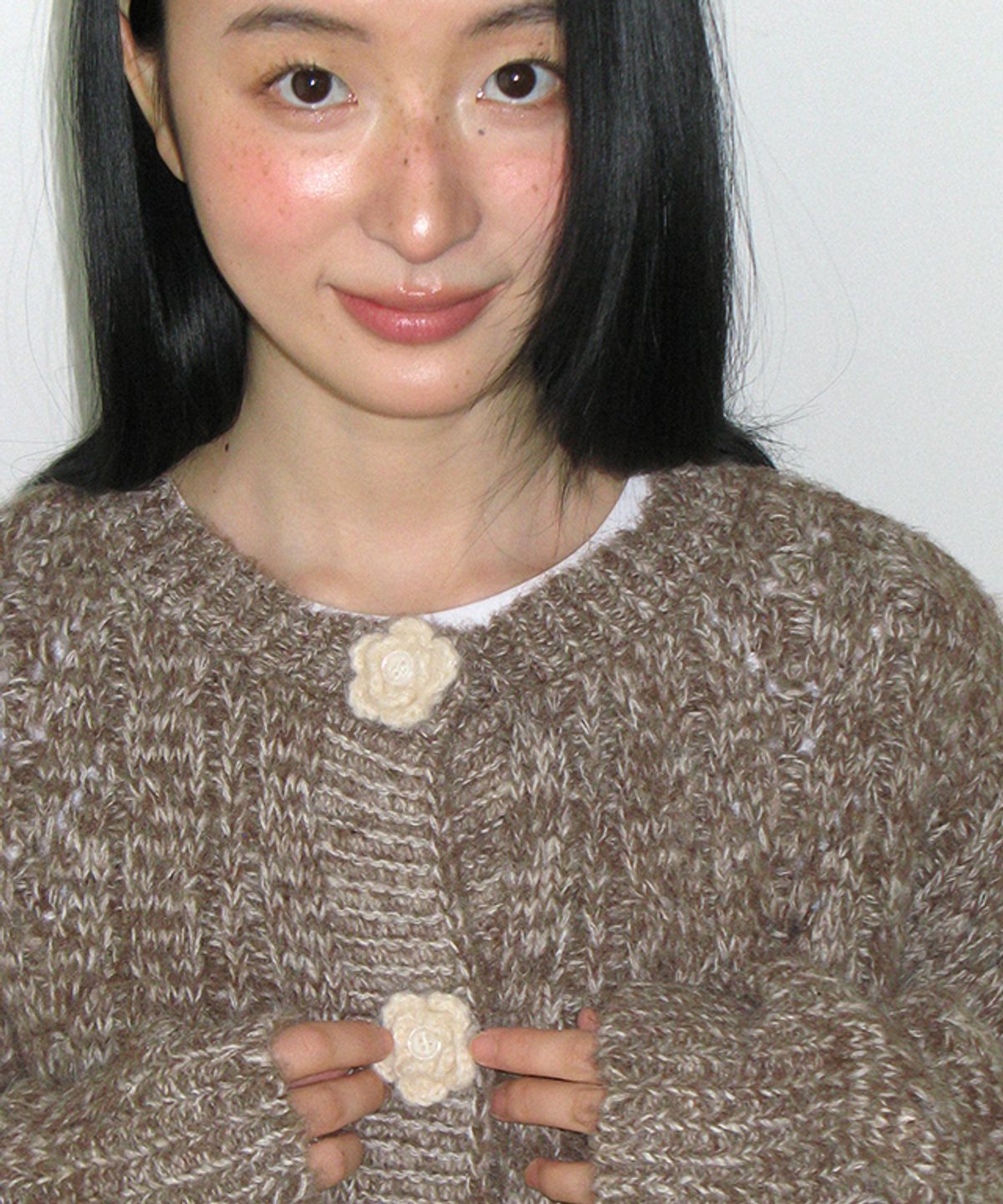 론론(RONRON) HANDMADE FLOWER BUTTON KNIT CARDIGAN BROWN