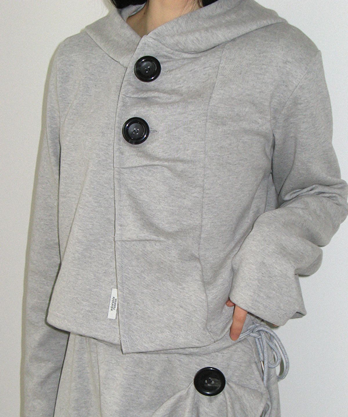 론론(RONRON) BIG BUTTON PLEATED HOODED CARDIGAN GREY