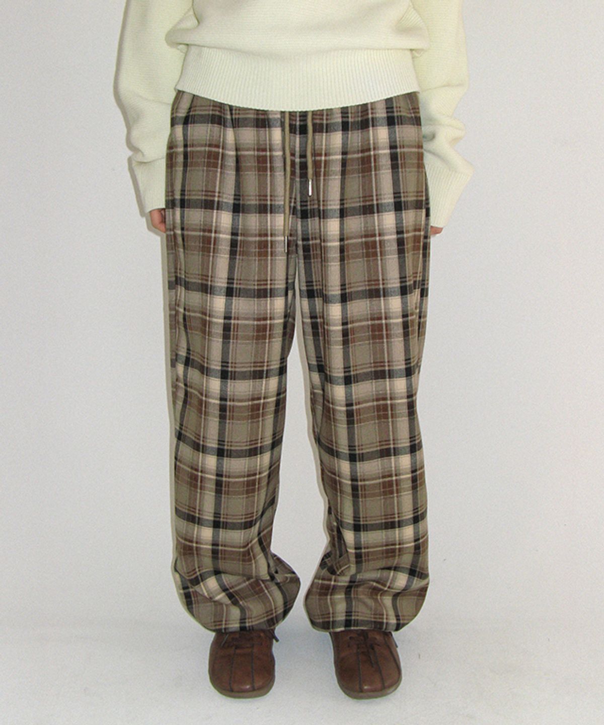 론론(RONRON) BACK HEART POCKET CHECK PANTS BEIGE