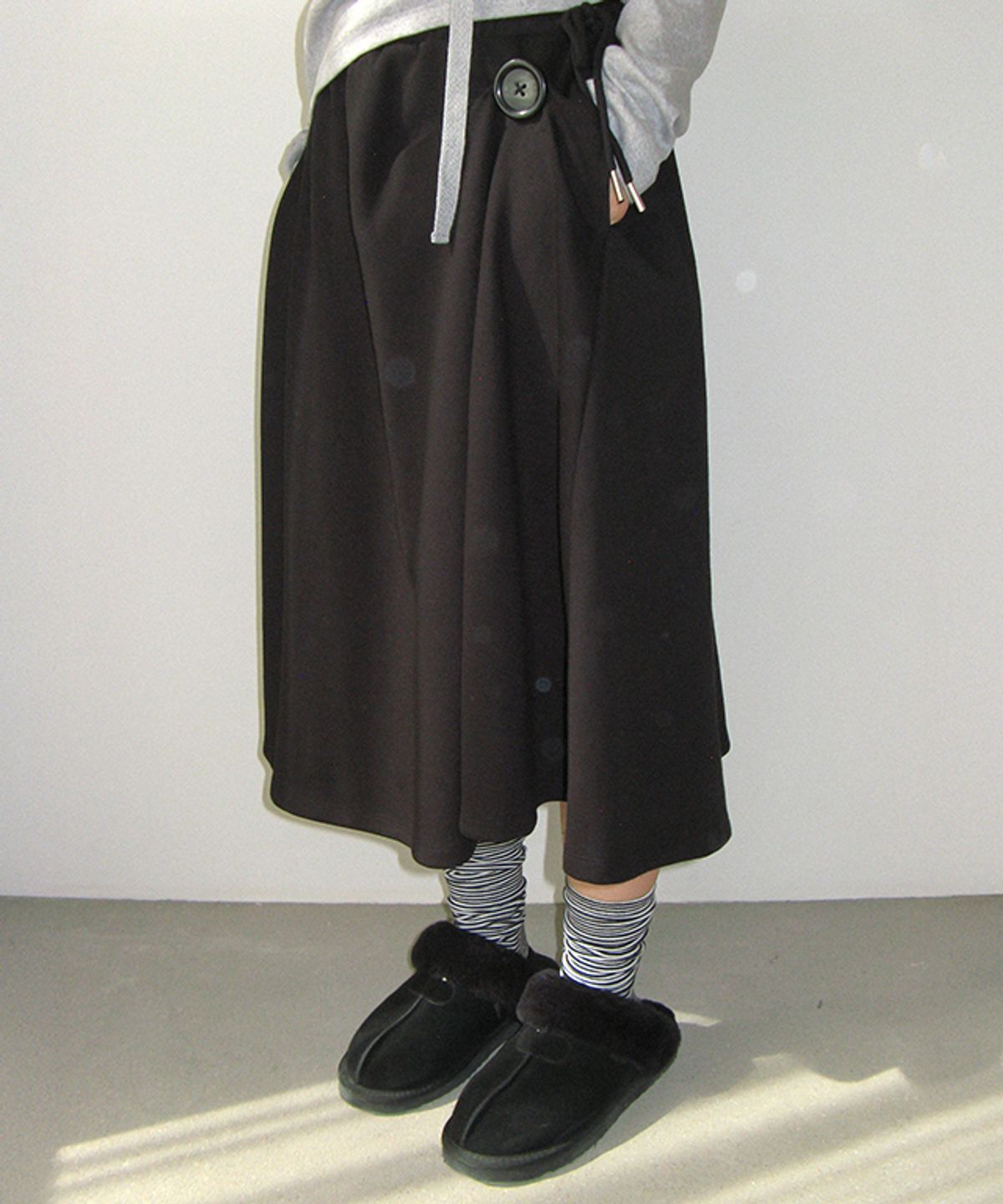 론론(RONRON) BIG BUTTON SWEAT MIDI SKIRT BLACK
