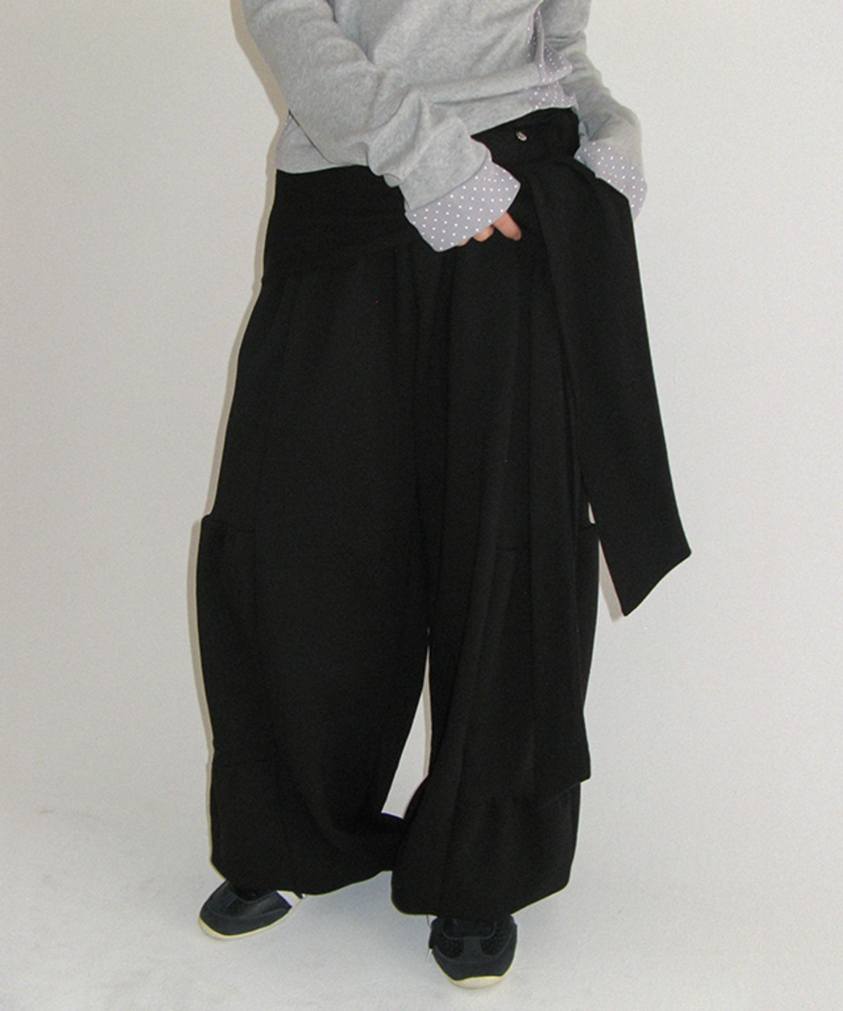론론(RONRON) WRAP SHIRRING BALLOON JOGGER PANTS BLACK