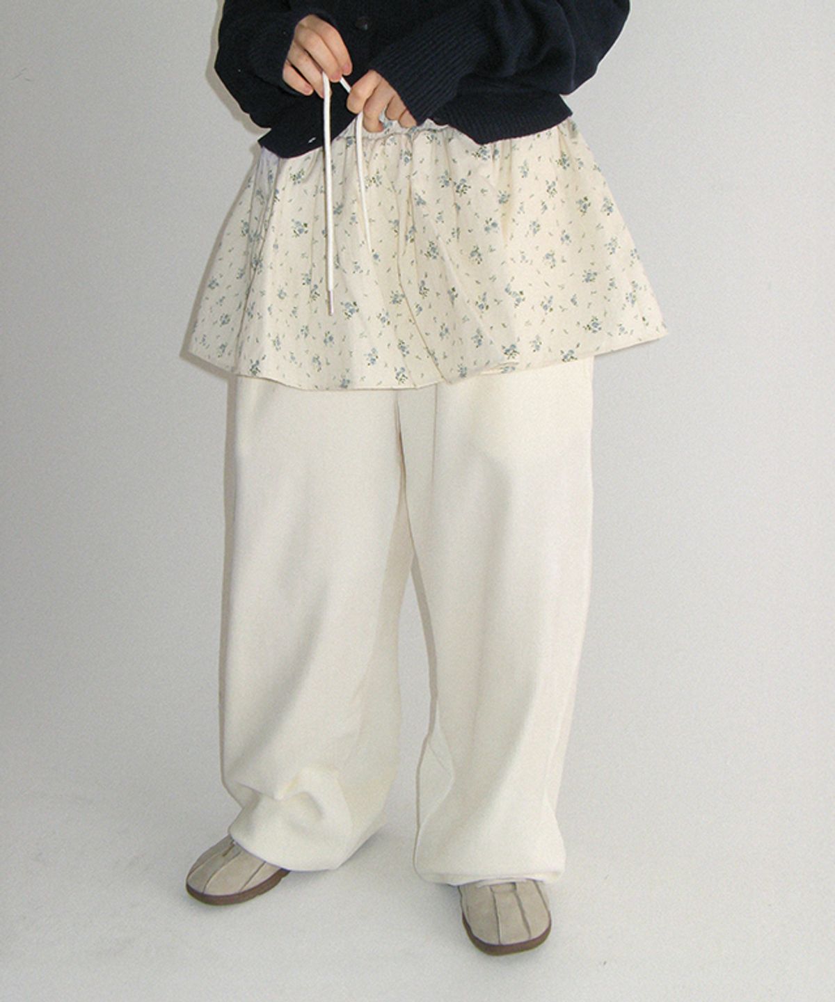 론론(RONRON) LAYERED SKIRT TRAINING PANTS IVORY FLOWER