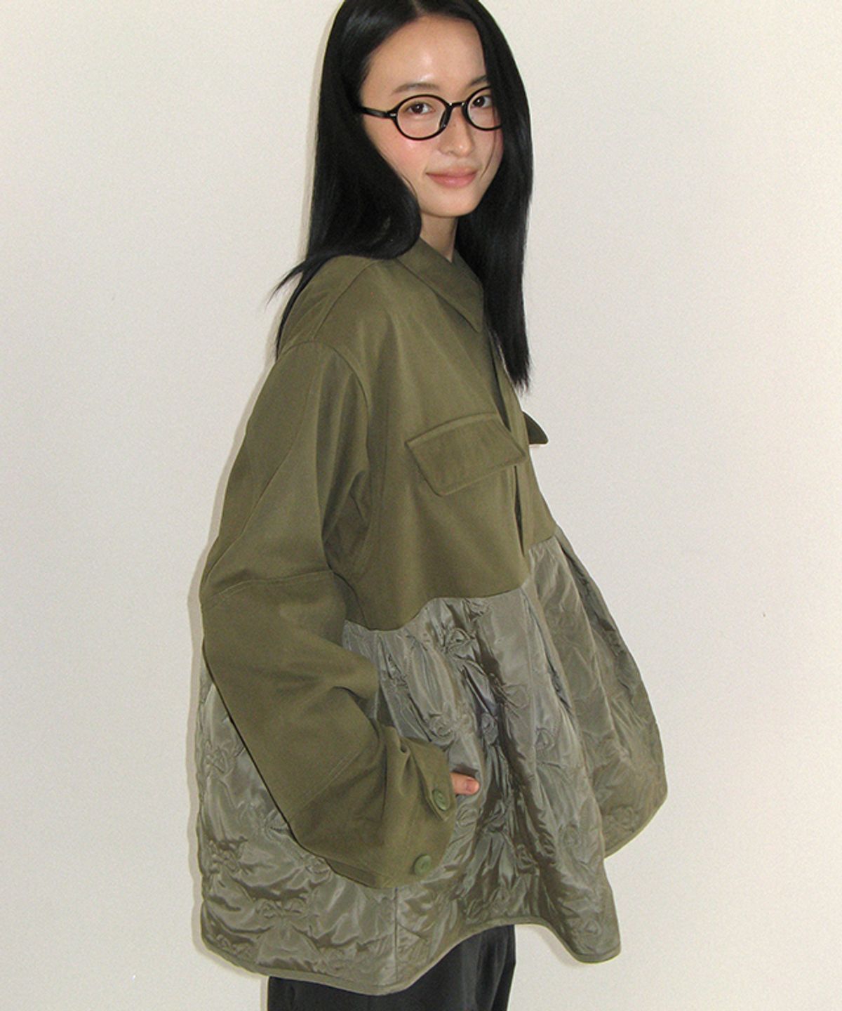 론론(RONRON) RIBBON QUILTED FRILL FIELD JACKET KHAKI