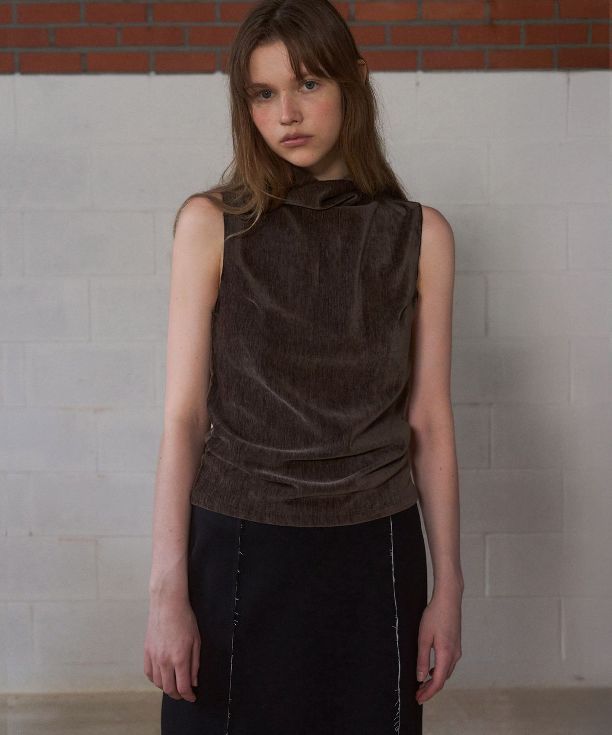 앤니즈(ANDNEEDS) Velour high-neck sleeveless (brown)