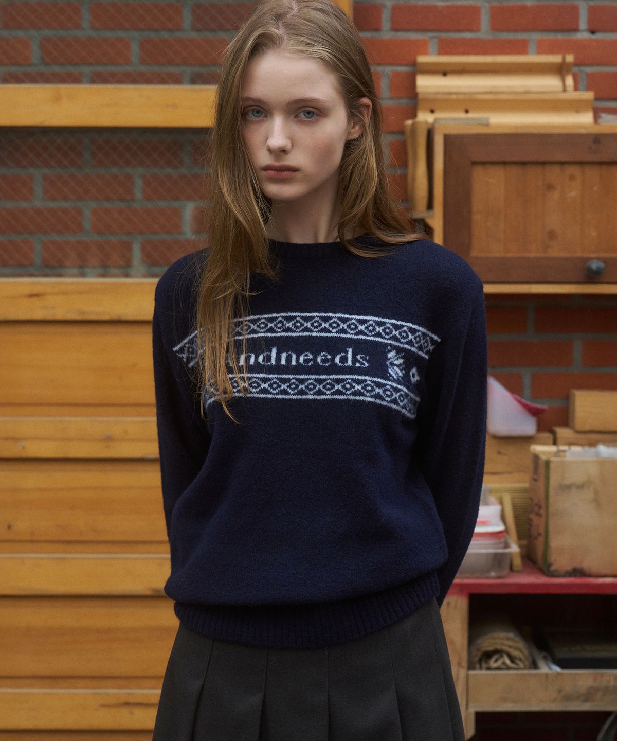 앤니즈(ANDNEEDS) Naomi logo jacquard knit (navy)
