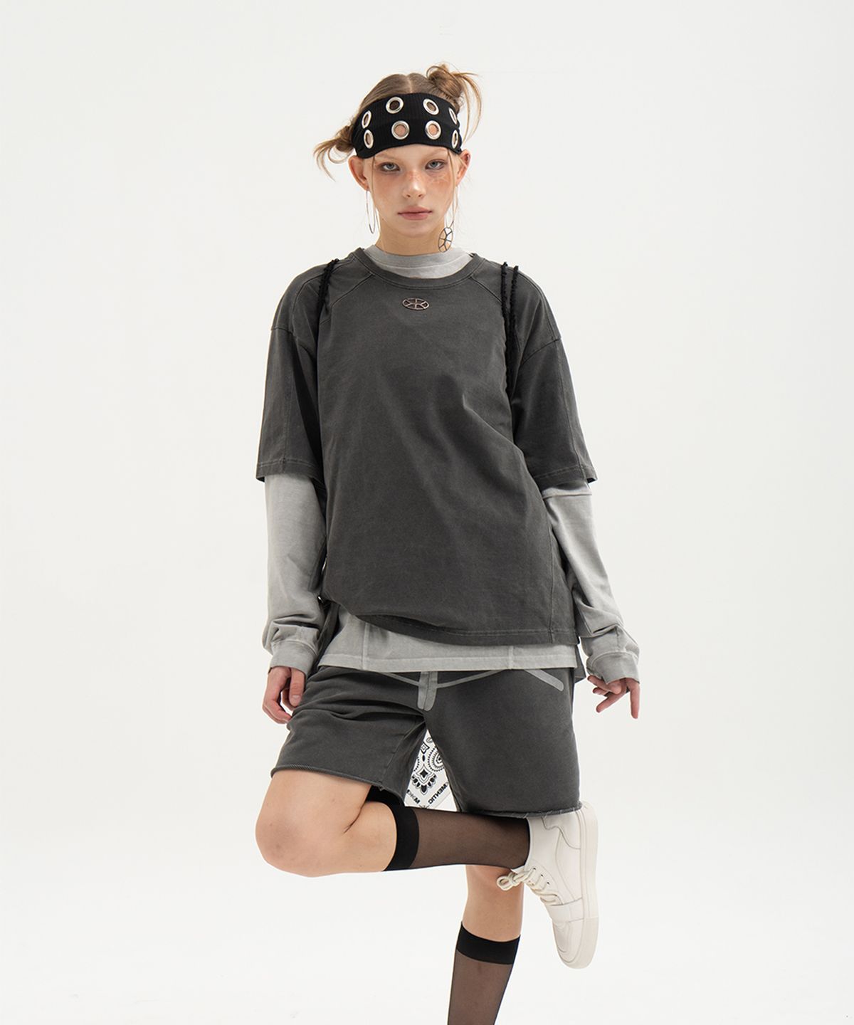 모멘틱(MOMENTIC) Momentic Logo Pendant Pigment Long Sleeve T-shirt [GREY]