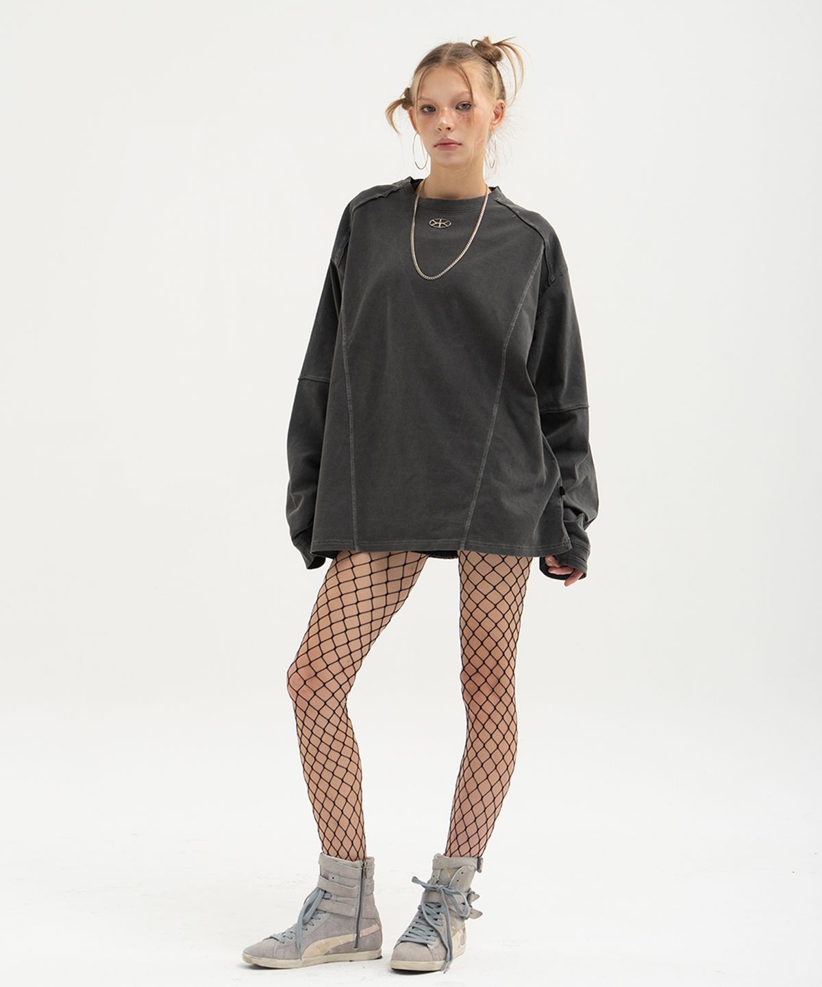 모멘틱(MOMENTIC) Momentic Logo Pendant Pigment Long Sleeve T-shirt [CHARCOAL]