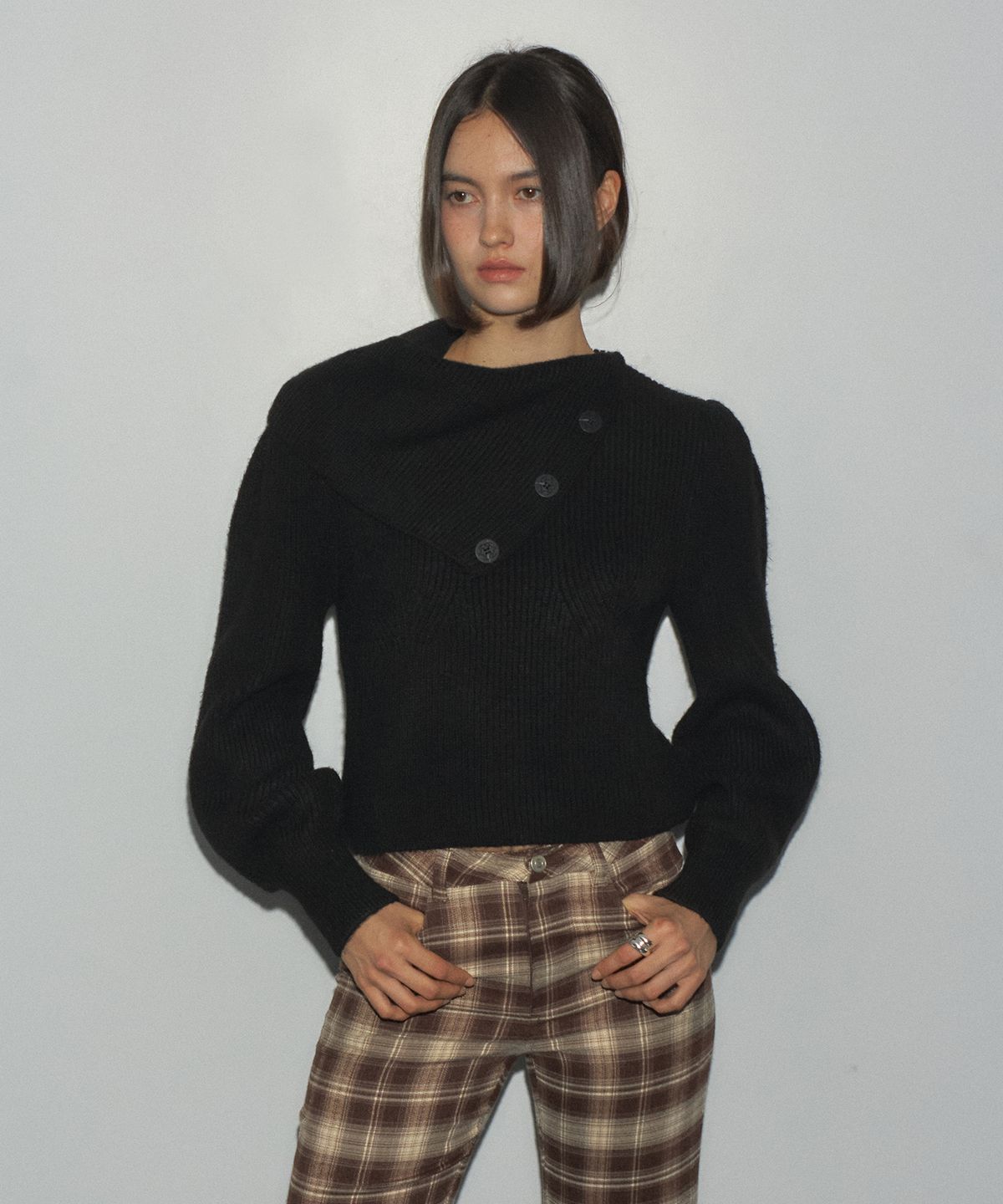 로뉴(RONEW) LOU ASYMMETRIC KNIT TOP (BLACK)