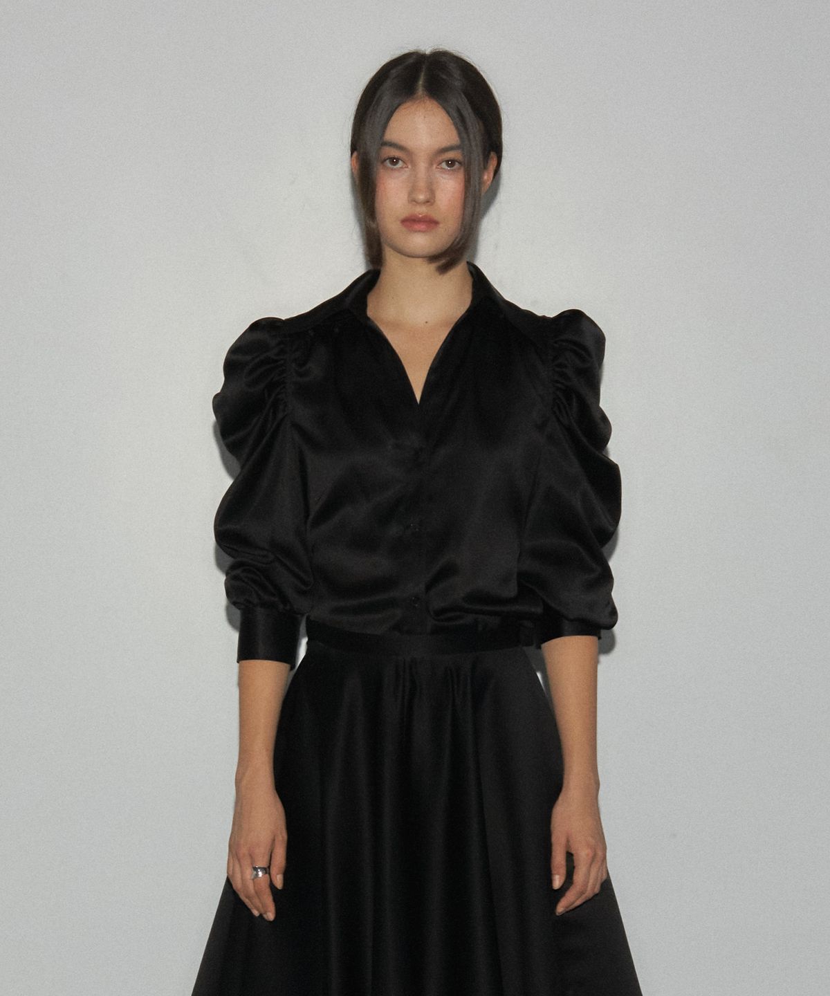 로뉴(RONEW) EVELYN SATIN BLOUSE (BLACK)