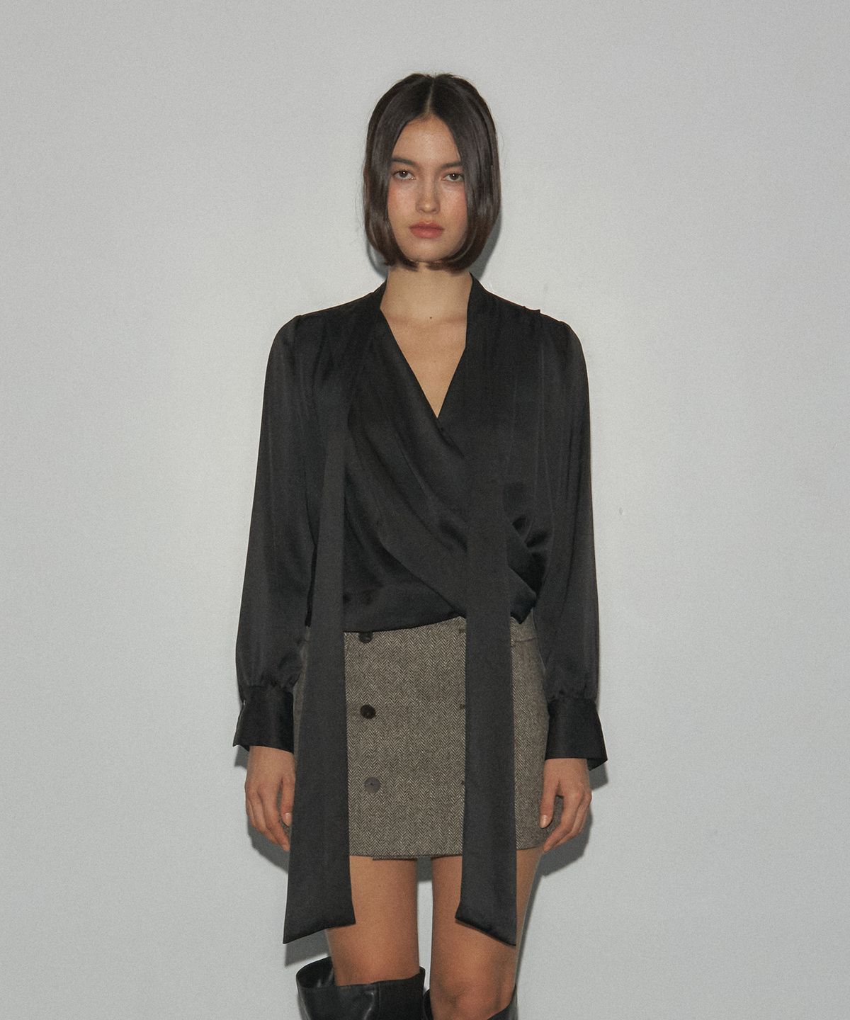 로뉴(RONEW) ELIN TIE BLOUSE (BLACK)