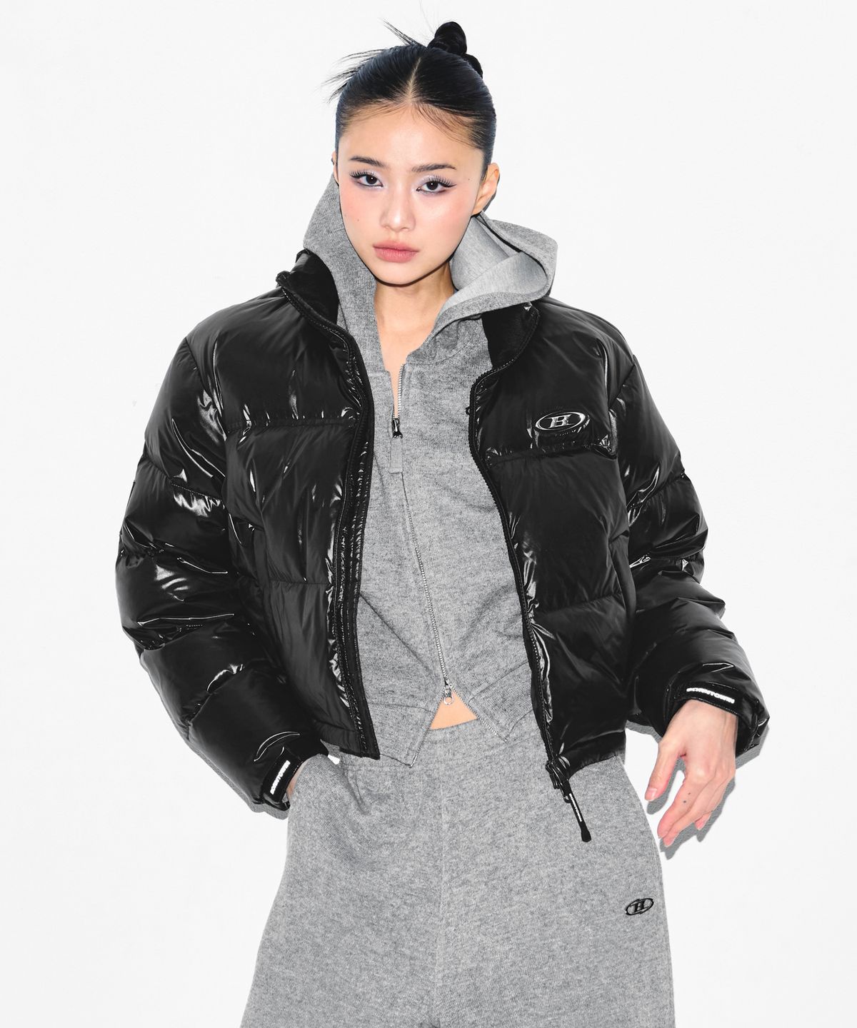 본투윈(BORN TO WIN) W SILVER B GLOSSY CROP PUFFER DOWN [BLACK]