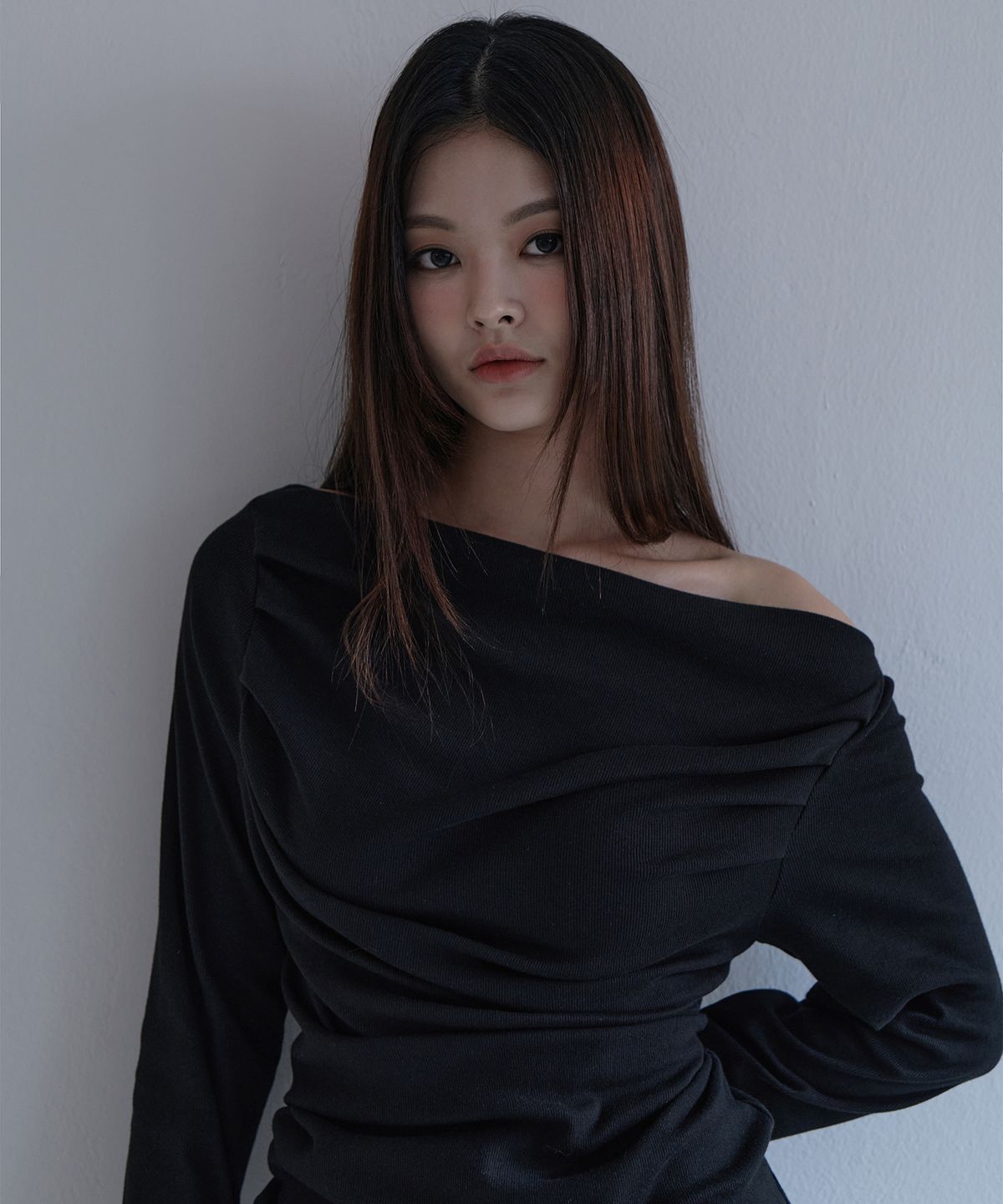 오오엠엘(5OML) 오프숄더 드레이프 롱슬리브 블랙