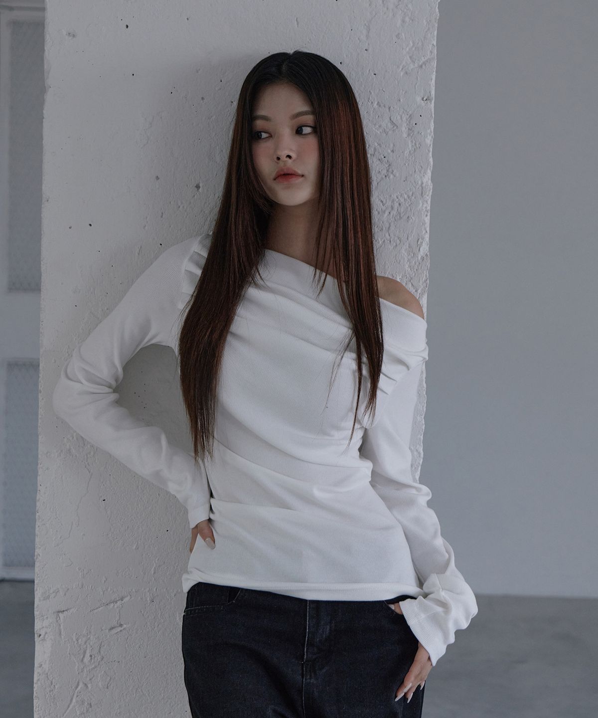 오오엠엘(5OML) 오프숄더 드레이프 롱슬리브 화이트