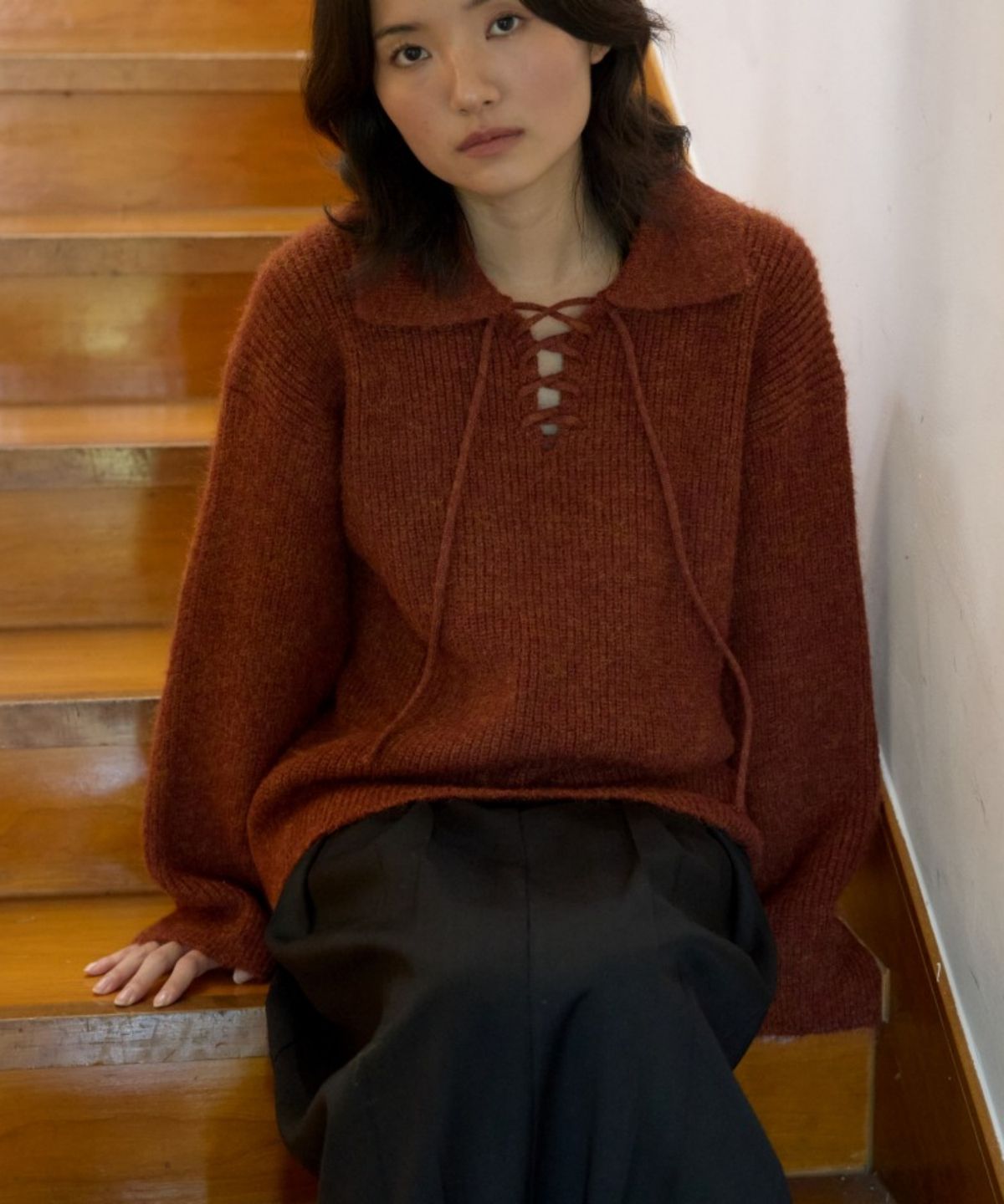 위오이(WIOE) String Collar Knit Pullover_Brick