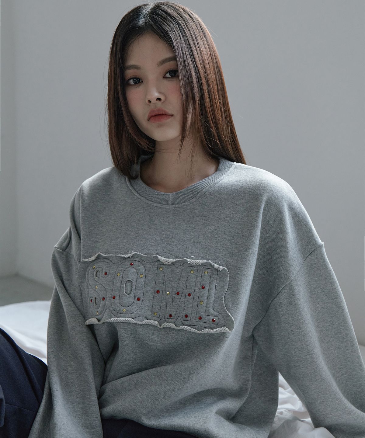 오오엠엘(5OML) 아플리케 패치 컬러 핫픽스 스웻 셔츠 멜란지 그레이