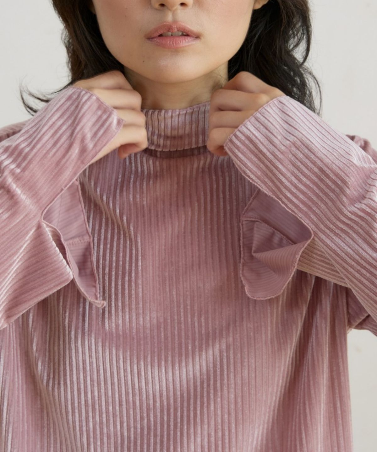 위오이(WIOE) Veloa Slit Half Turtle Neck Top_Pink
