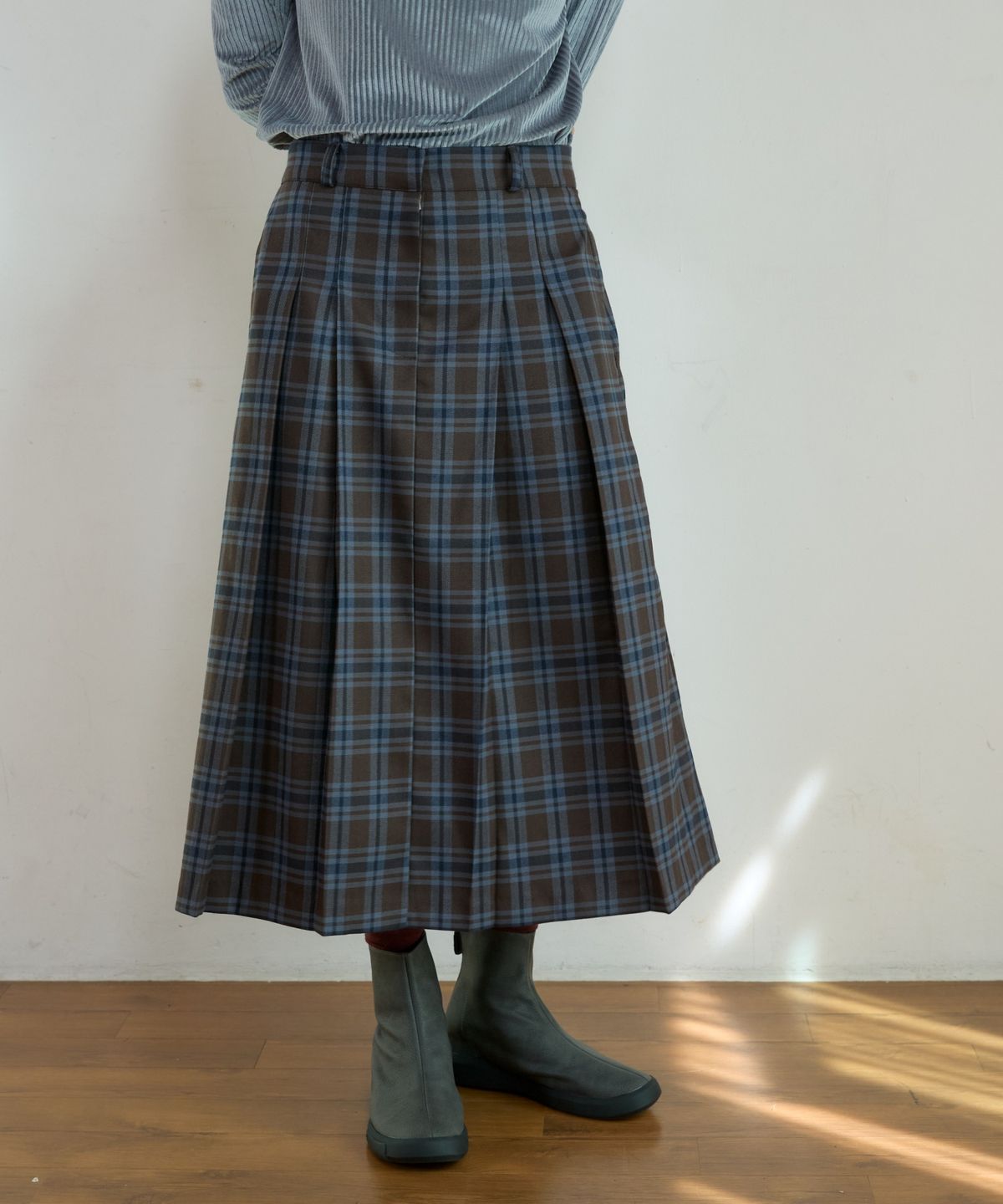 위오이(WIOE) Classic Pleats Skirt_Charcole