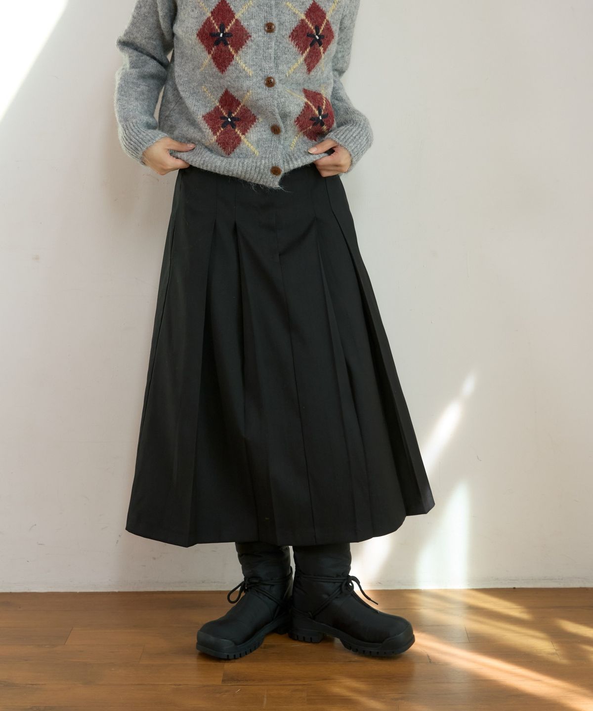위오이(WIOE) Classic Pleats Skirt_Black