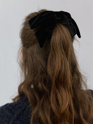 classic velvet logo ribbon scrunch - black