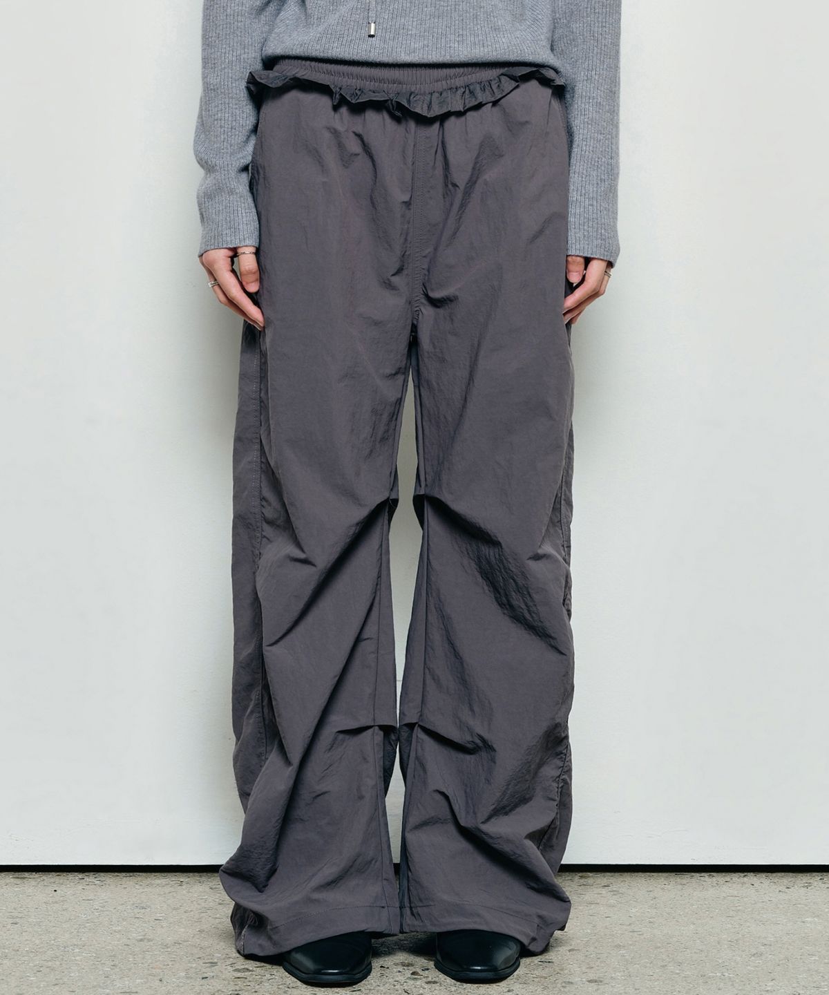 닉앤니콜(NICK&NICOLE) RUFFLE LACE PARACHUTE PANTS_CHARCOAL