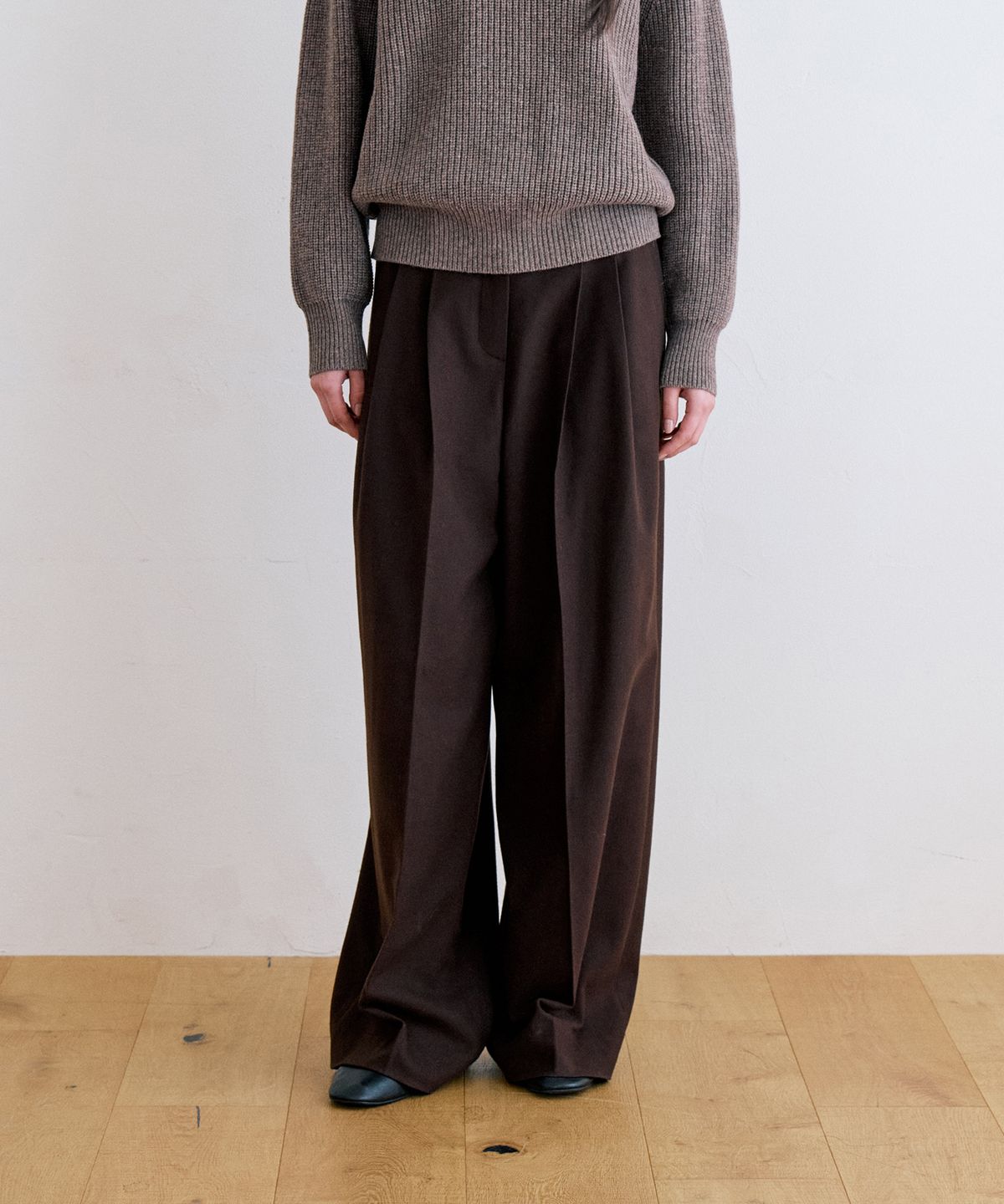 노티아(NOTIA) LUX WOOL WIDE FIT TWO TUCK SLACKS - BROWN