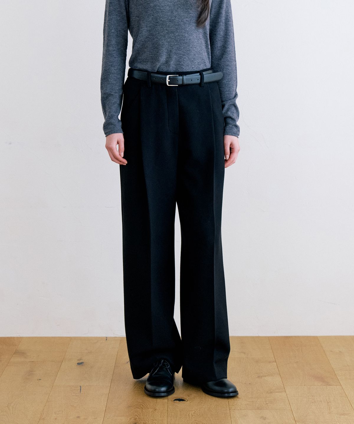 노티아(NOTIA) TIMELESS ONE TUCK WIDE FIT SLACKS - BLACK
