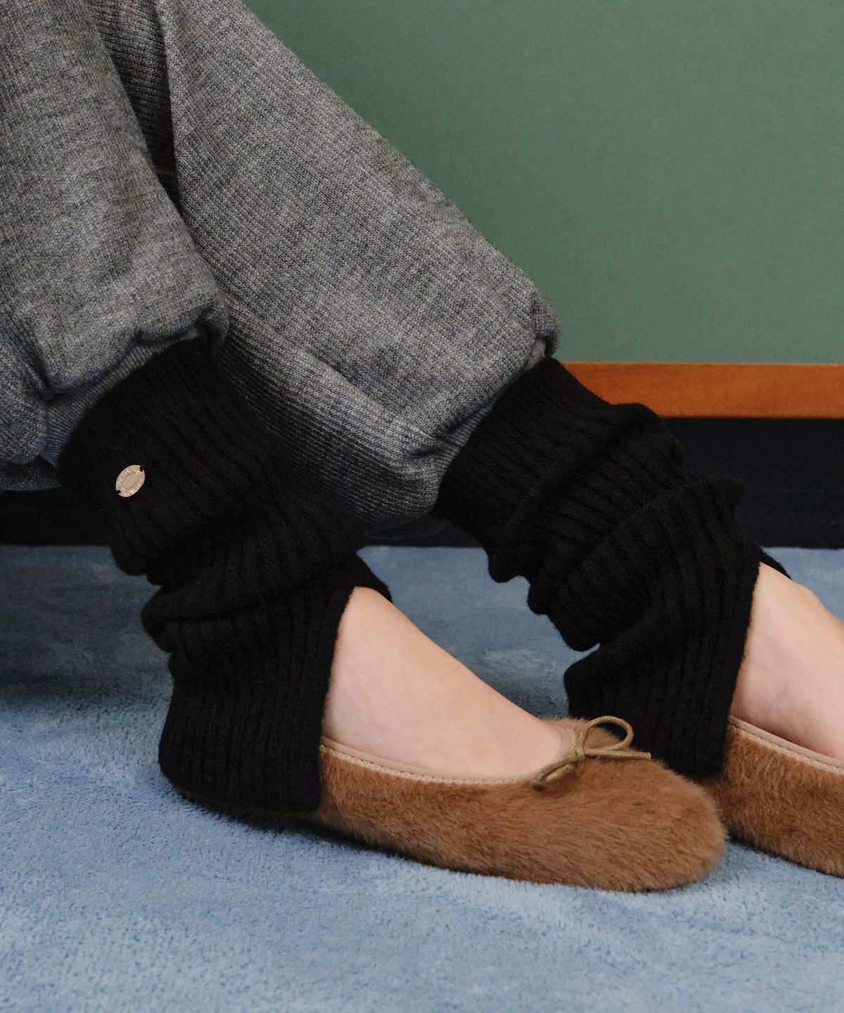논로컬(NONLOCAL) Slit Woolen Knit Leg Warmer - Black