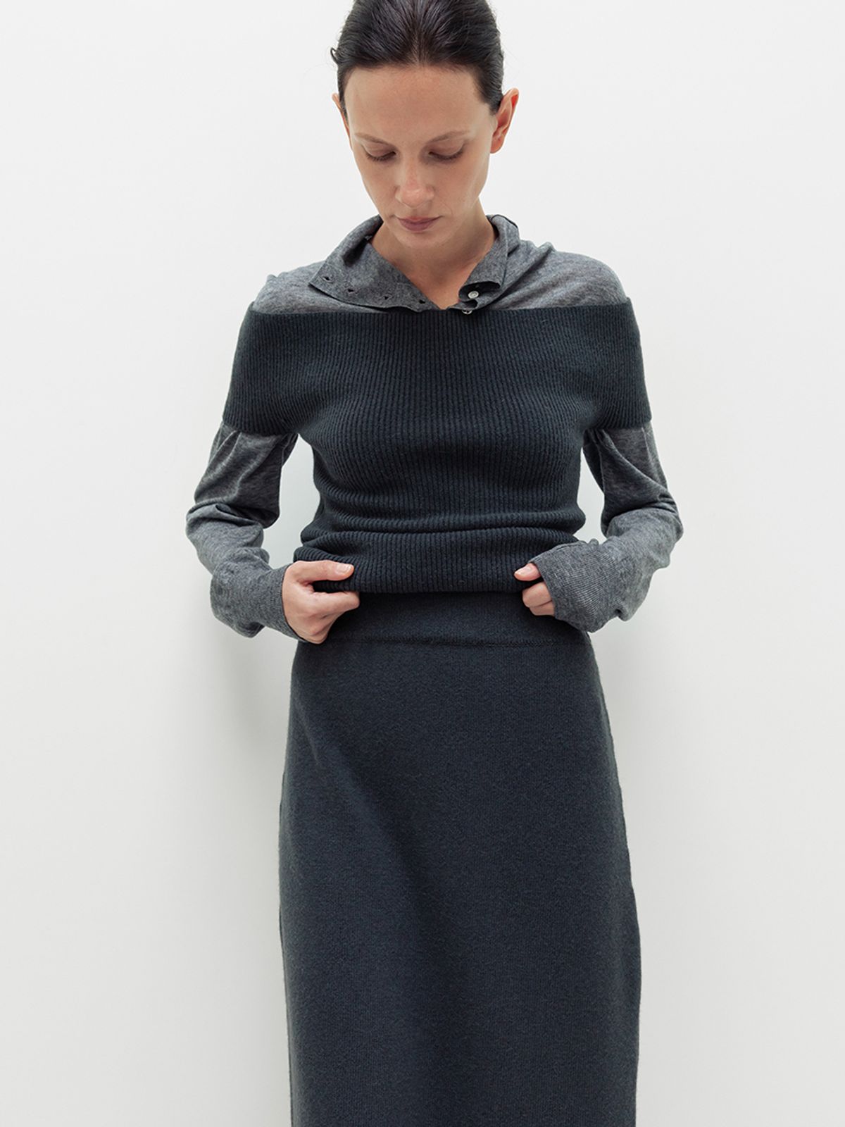 레이스(RRACE) Knit Roll-Up Skirt_Charcoal