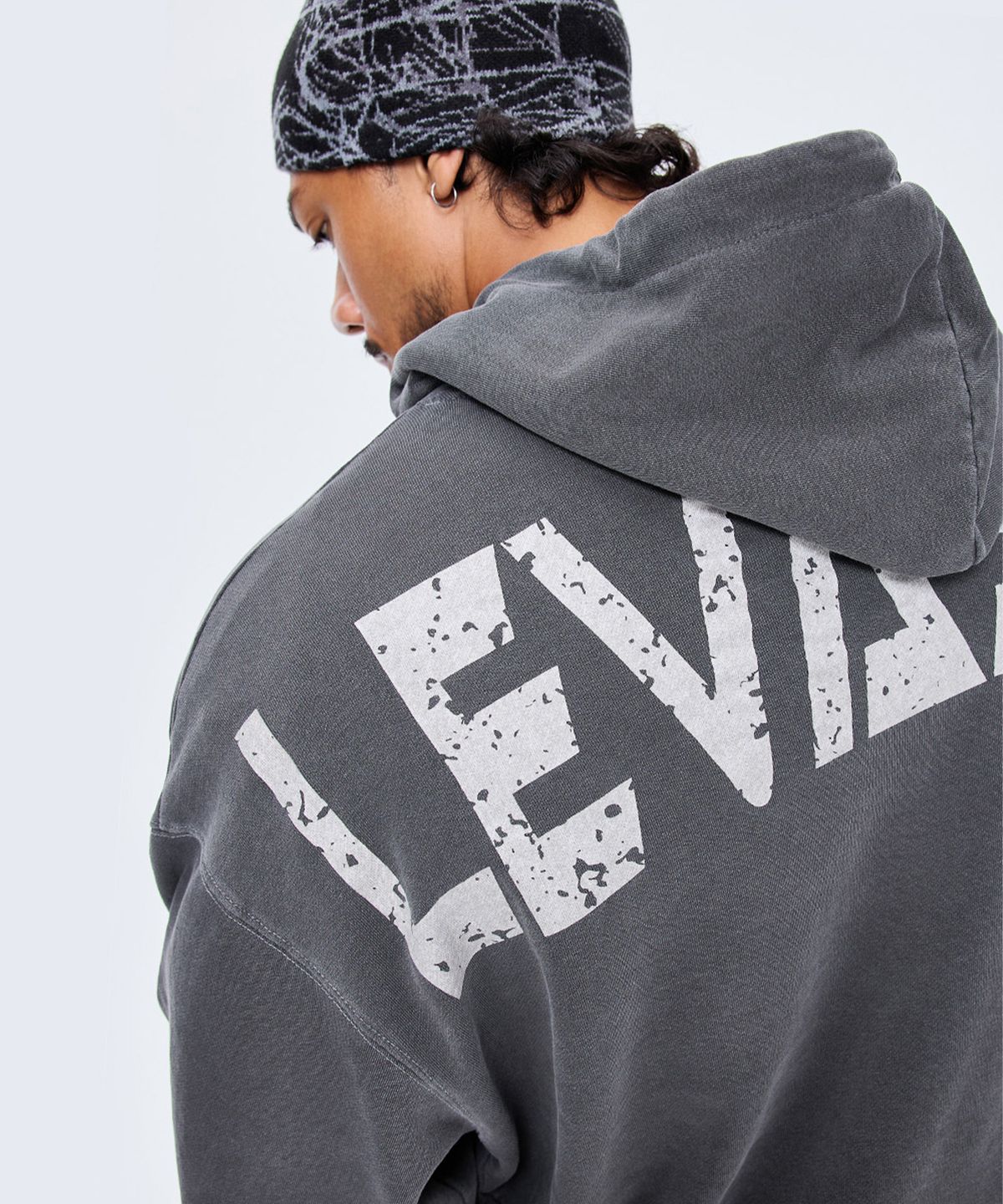 르바세(LEVASSE) 올드스쿨 백로고 오버핏 피그먼트 후드 티셔츠_차콜