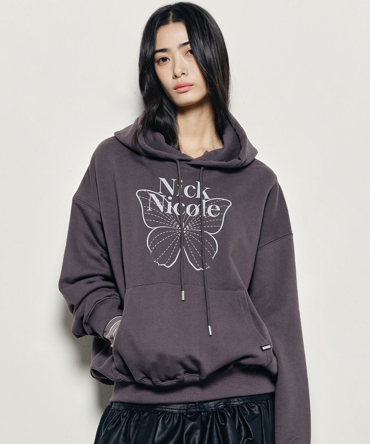 닉앤니콜(NICK&NICOLE) BUTTERFLY SIGNATURE HOODIE_CHARCOAL SILVER