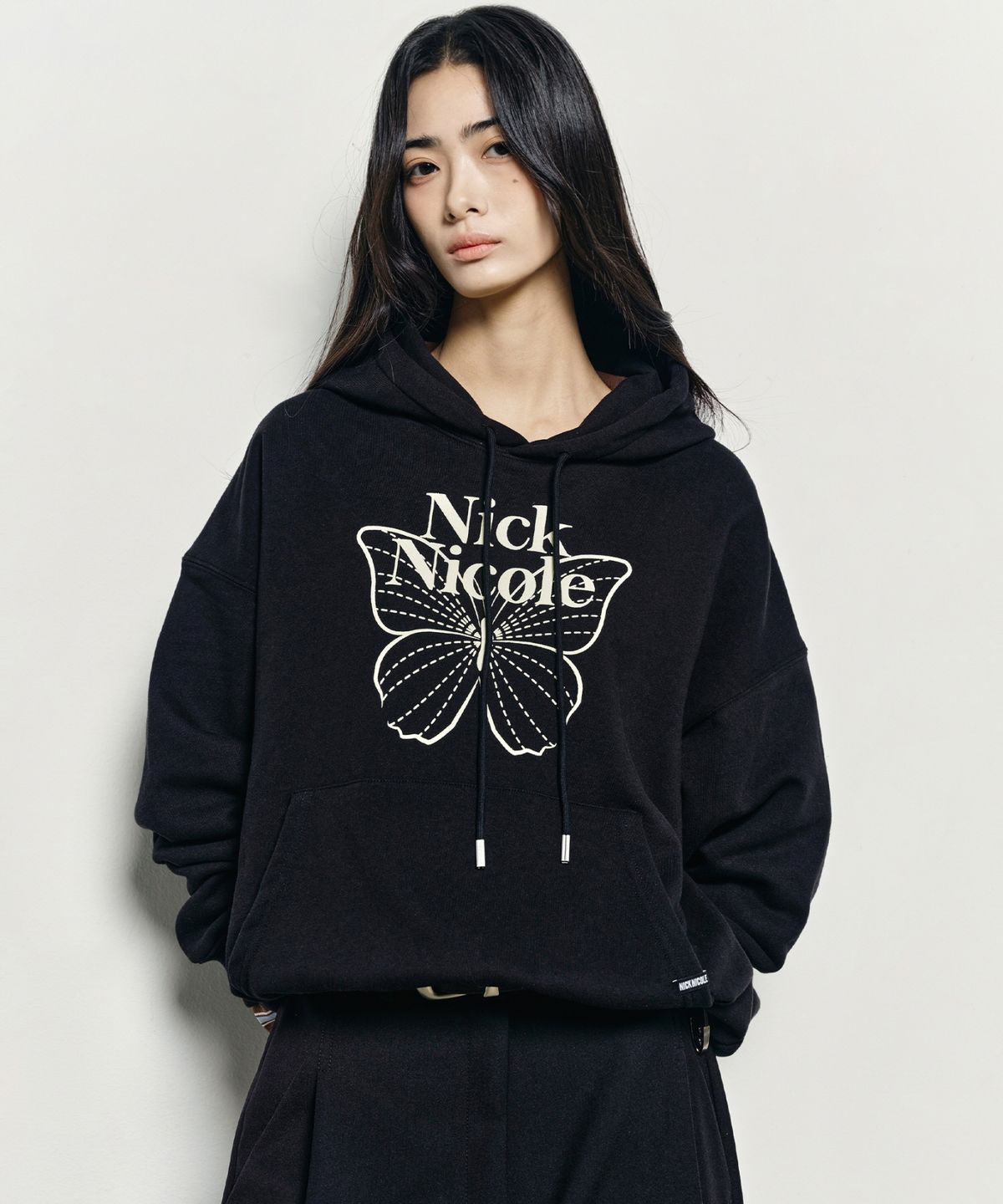 닉앤니콜(NICK&NICOLE) BUTTERFLY SIGNATURE HOODIE_BLACK CREAM