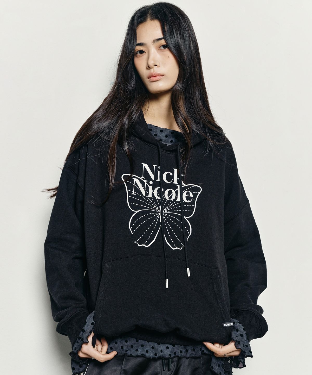 닉앤니콜(NICK&NICOLE) BUTTERFLY SIGNATURE HOODIE_BLACK WHITE
