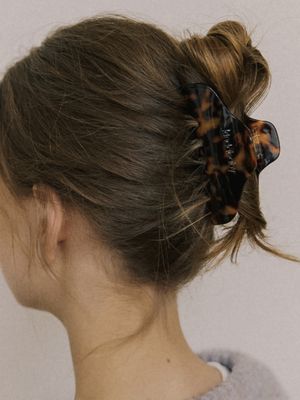 kinda essential hair clip - tortoise