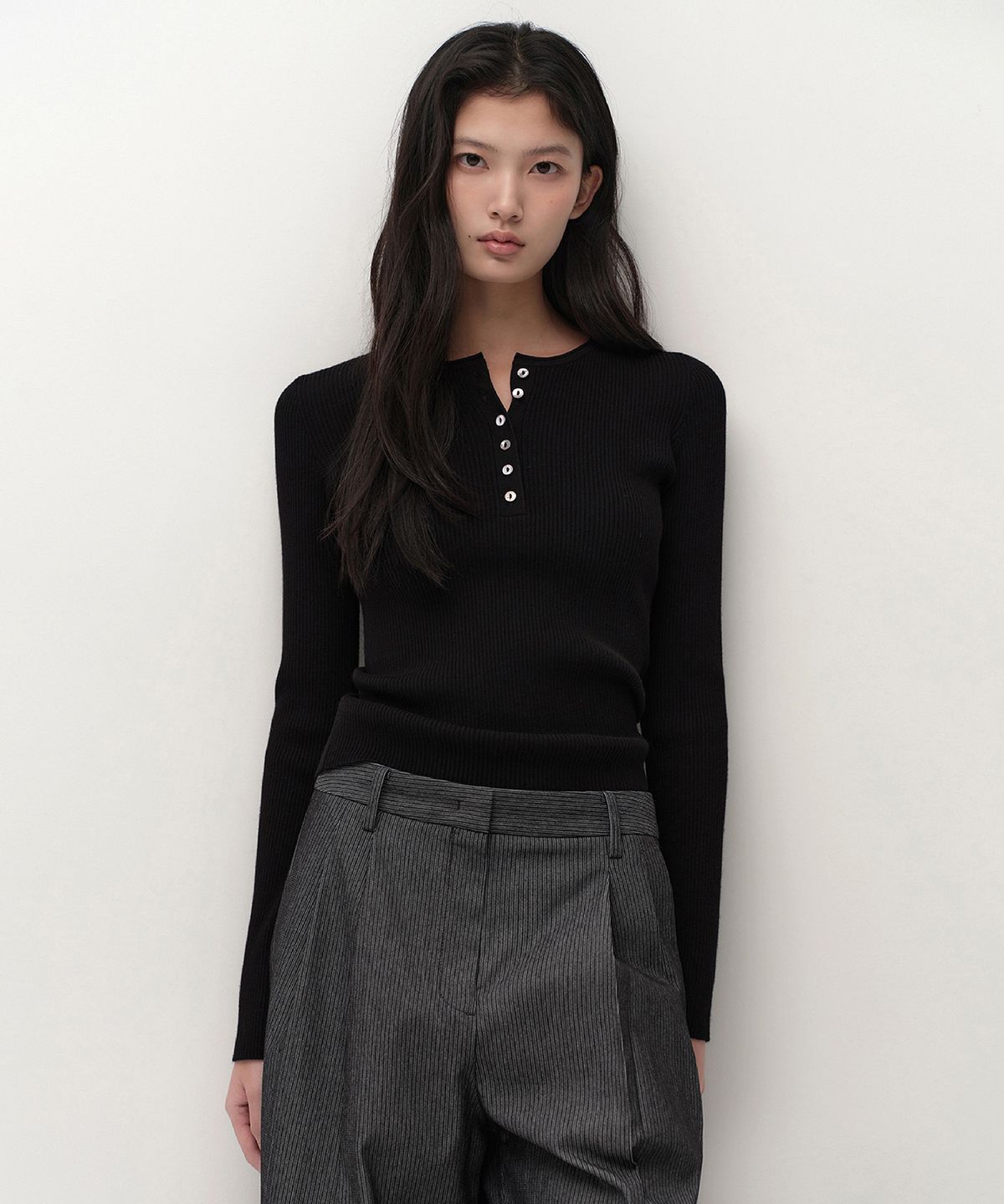 무신사 스탠다드 우먼(MUSINSA STANDARD WOMAN) 우먼즈 리브드 슬림 헨리 넥 니트 [블랙]