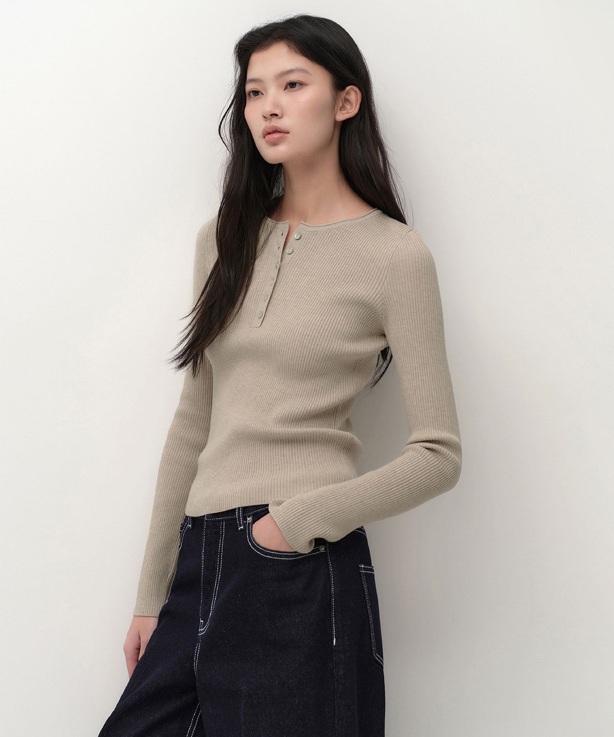 무신사 스탠다드 우먼(MUSINSA STANDARD WOMAN) 우먼즈 리브드 슬림 헨리 넥 니트 [라이트 베이지]