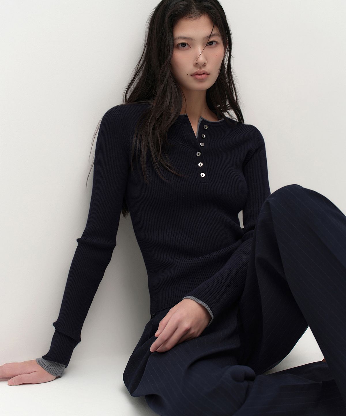 무신사 스탠다드 우먼(MUSINSA STANDARD WOMAN) 우먼즈 리브드 슬림 헨리 넥 니트 [네이비]