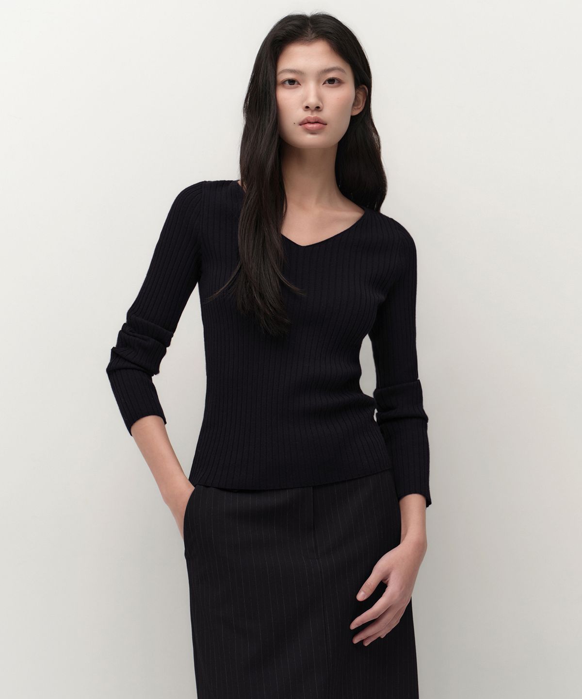 무신사 스탠다드 우먼(MUSINSA STANDARD WOMAN) 우먼즈 와이드 리브드 슬림 브이 넥 니트 [블랙]