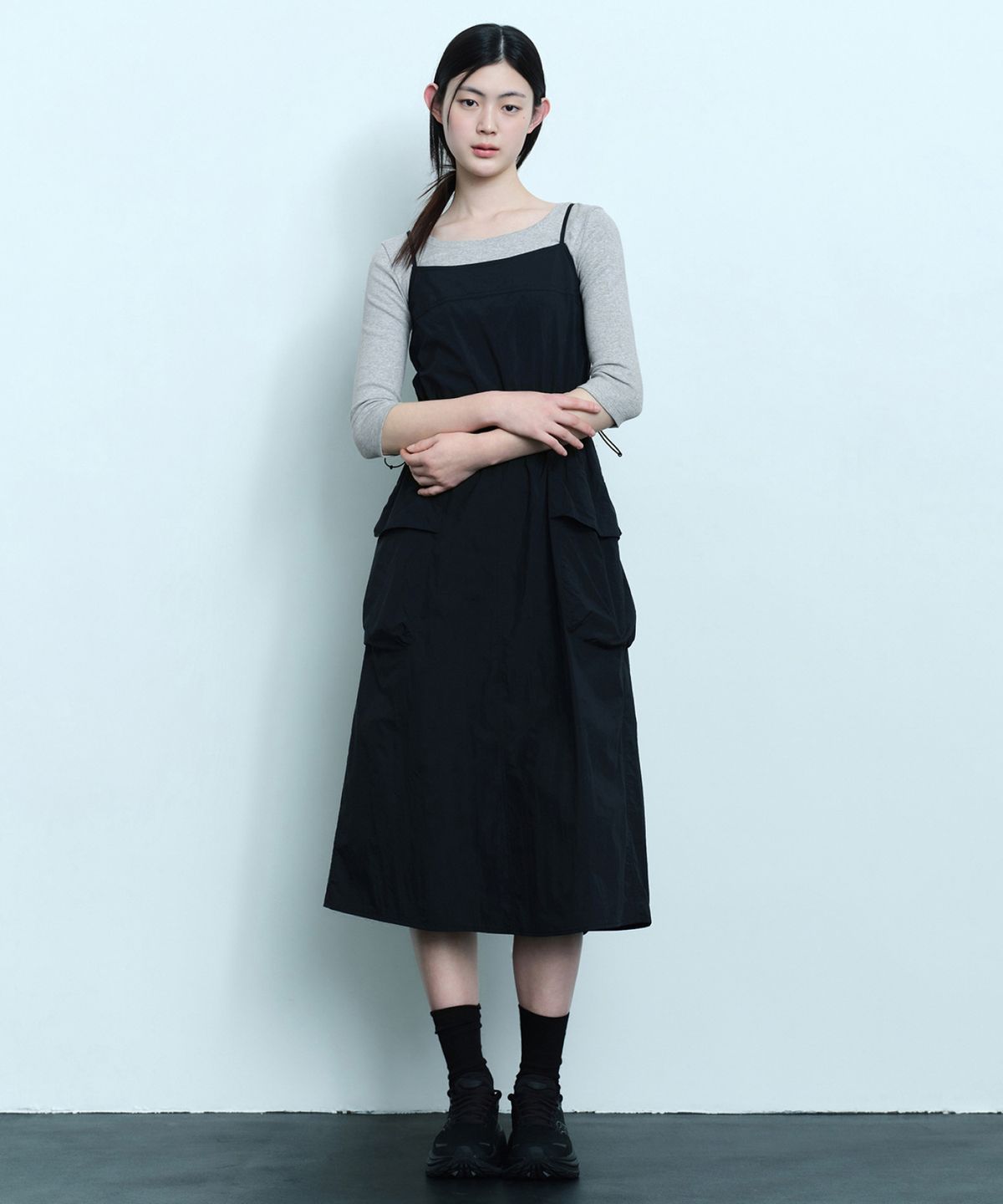 무신사 스탠다드 우먼(MUSINSA STANDARD WOMAN) 우먼즈 나일론 슬리브리스 카고 드레스 [블랙]
