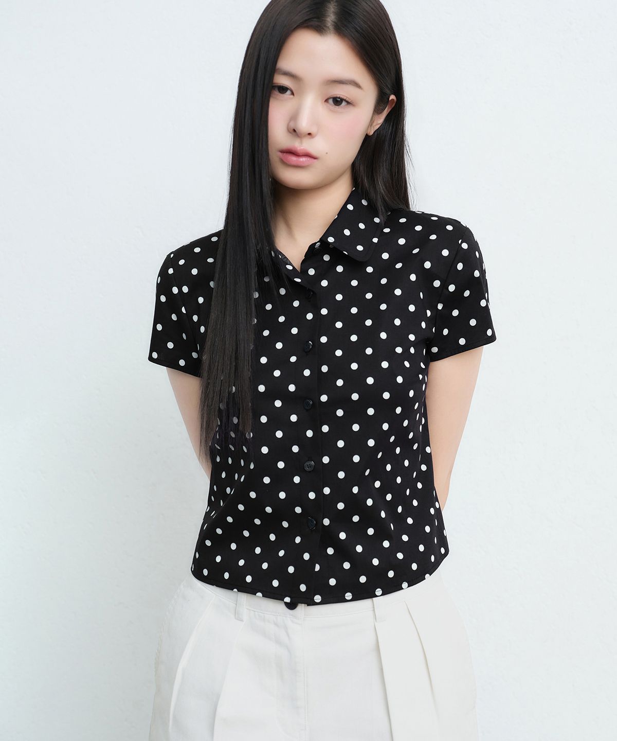 무신사 스탠다드 우먼(MUSINSA STANDARD WOMAN) 우먼즈 폴카 도트 캡 슬리브 셔츠 [블랙]