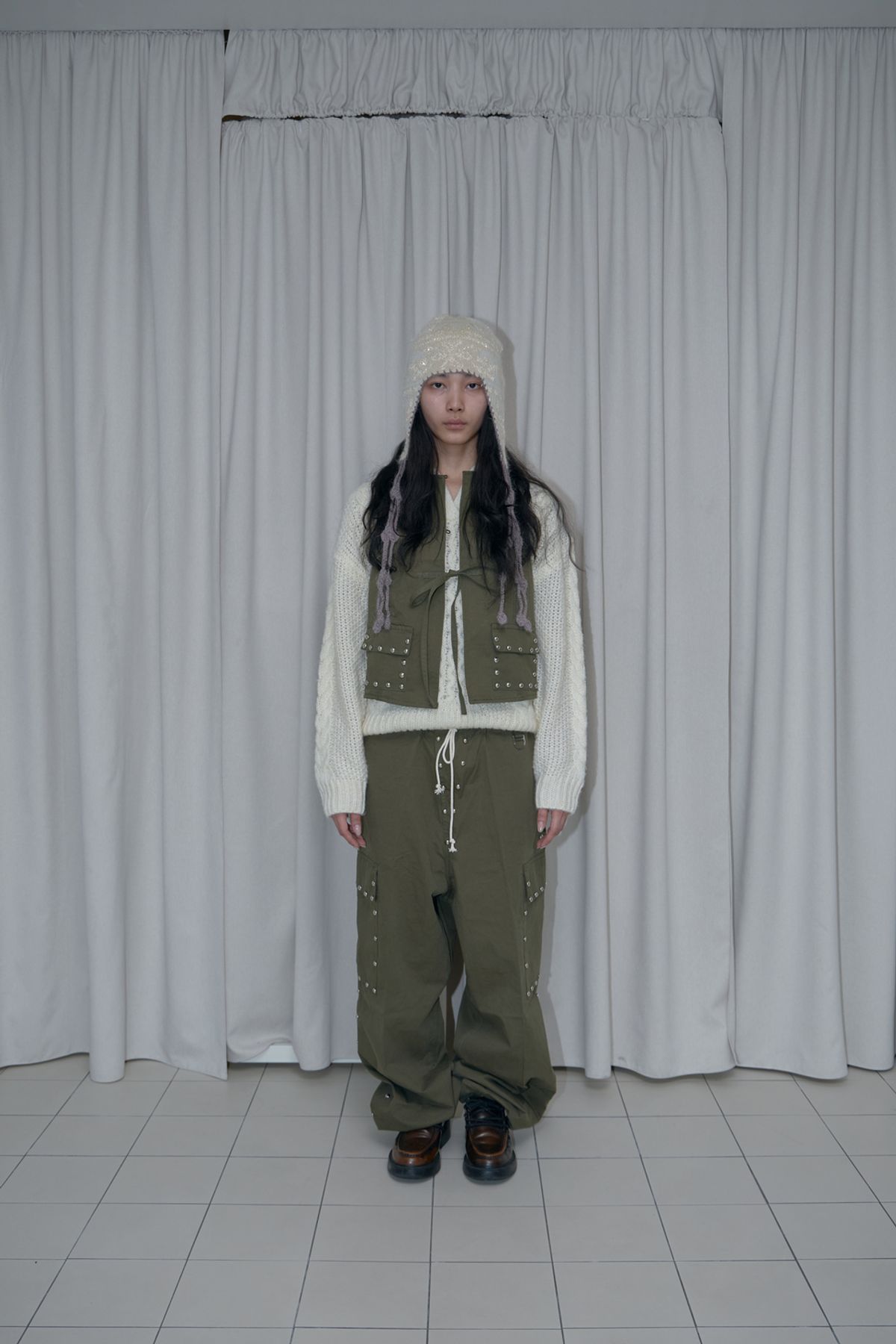 어텐즈(ATTENDS) Studded cargo pants (Khaki)