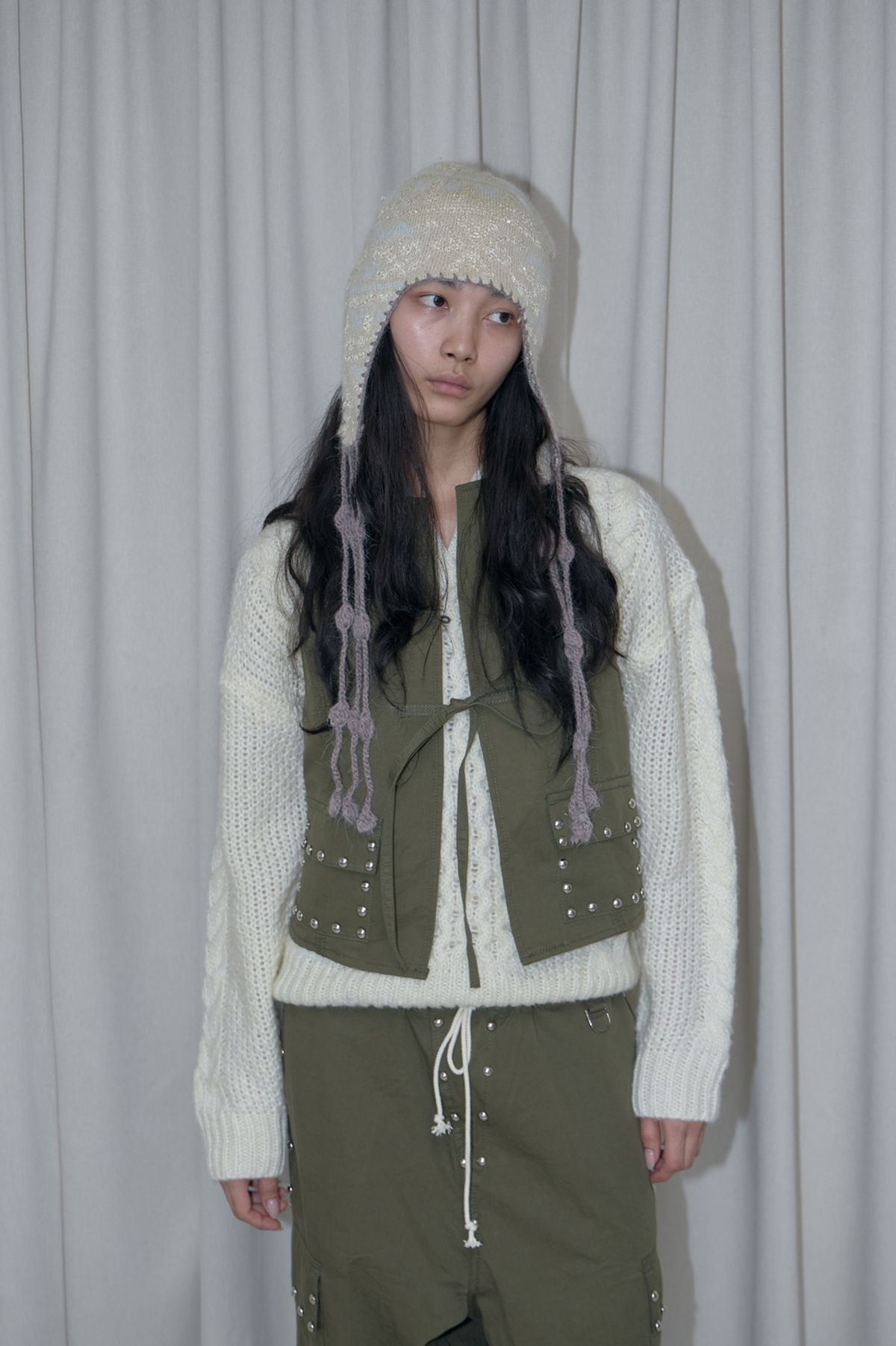 어텐즈(ATTENDS) Studded Vest (Khaki)