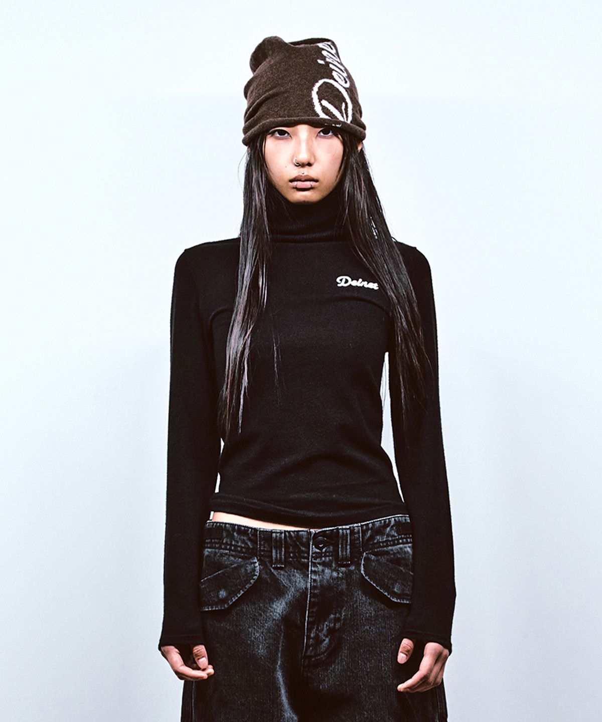 다이닛(DEINET) TURTLENECK SLIM KNIT TOP IN BLACK