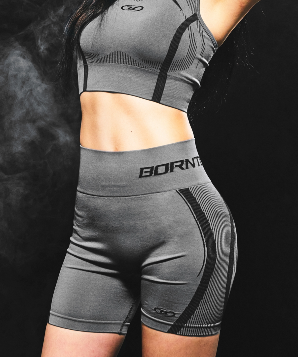 본투윈(BORN TO WIN) W SYMBOL B ECLIPSE SEAMLESS 3.5 BIKER SHORTS [CHARCOAL]