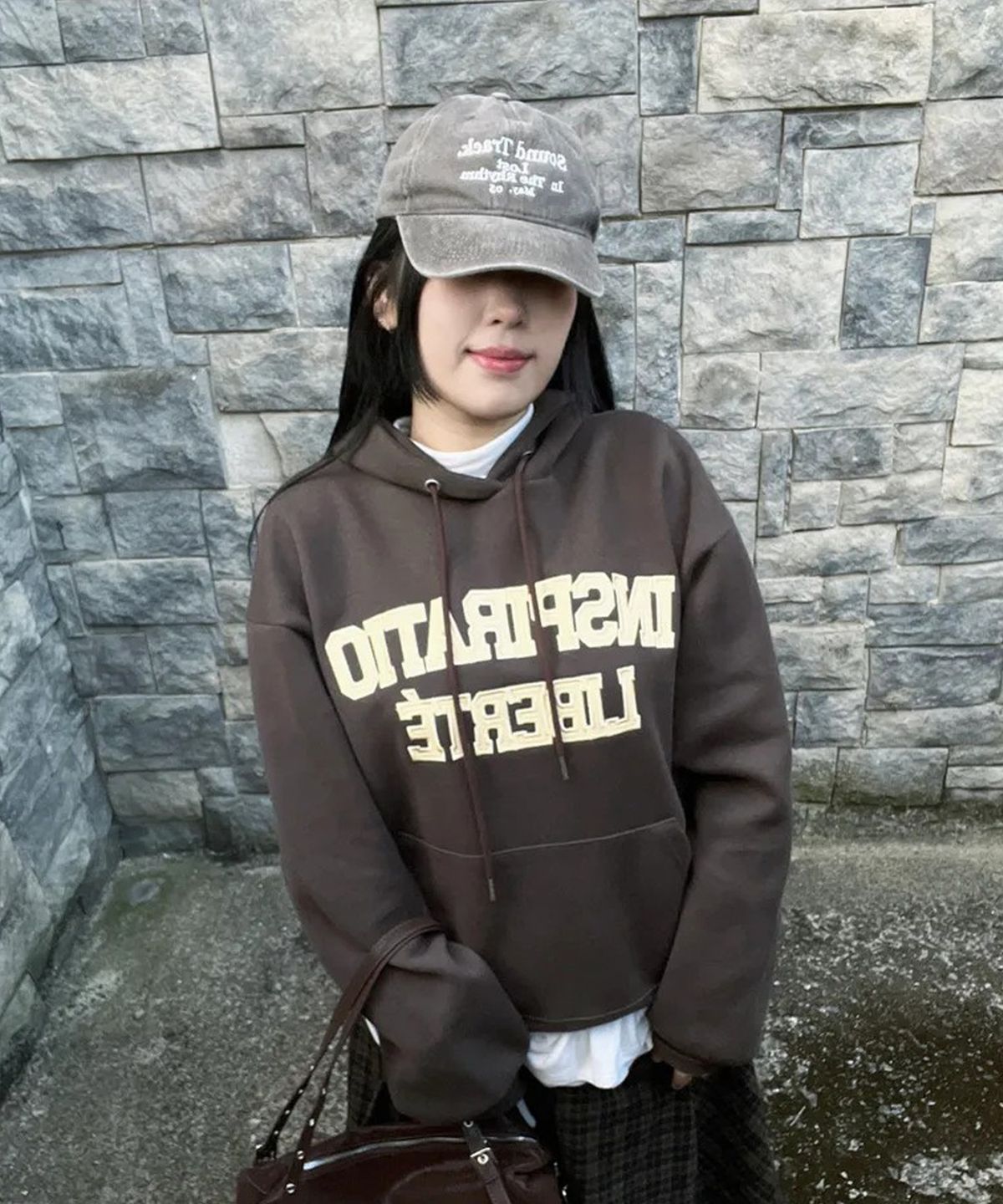 피오엘(POL) 리베테 아플리케 후드티_브라운