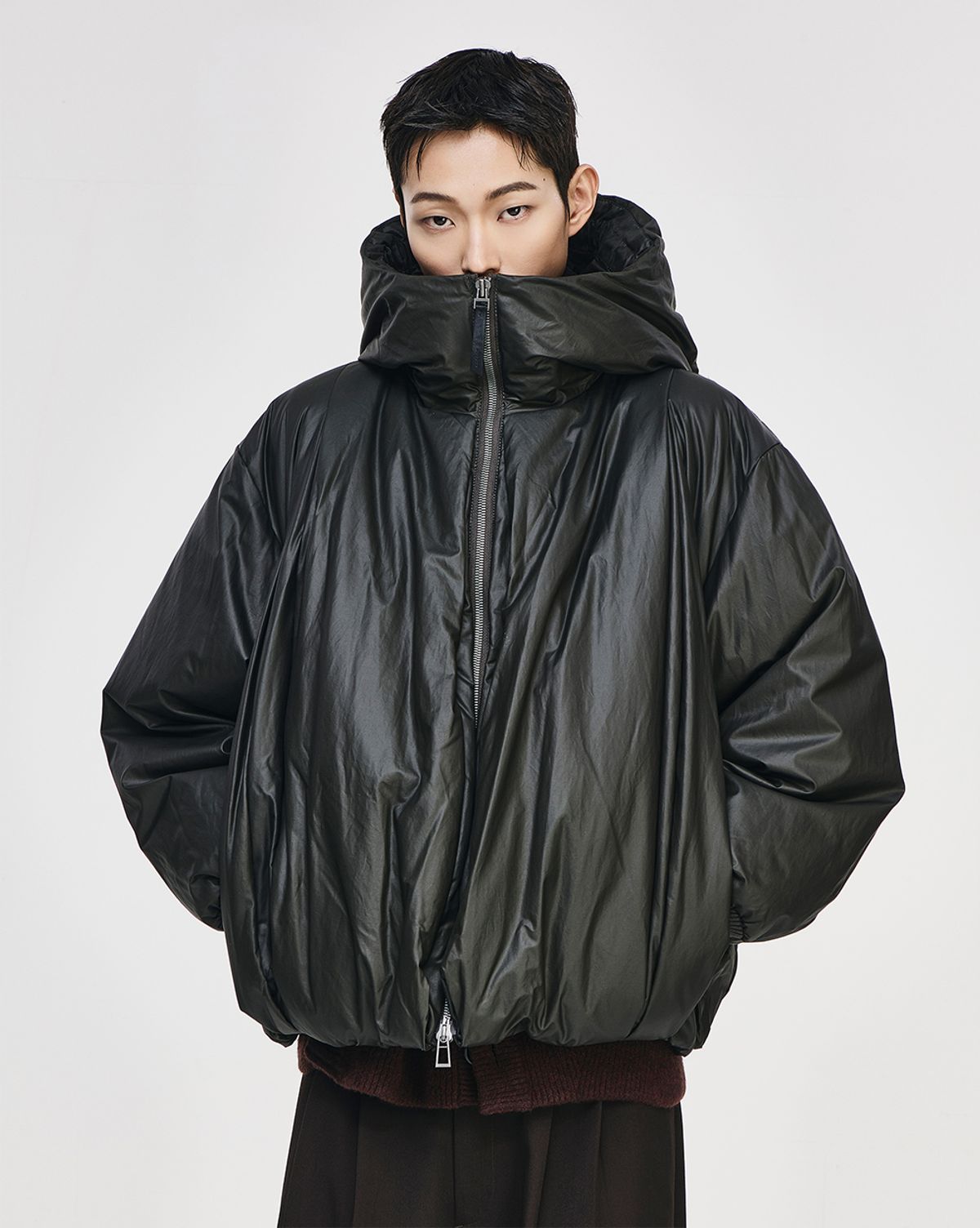 송지오(SONGZIO) 송지오옴므 멀티 플리츠 후드 다운 점퍼 카키 SH6JP608KK