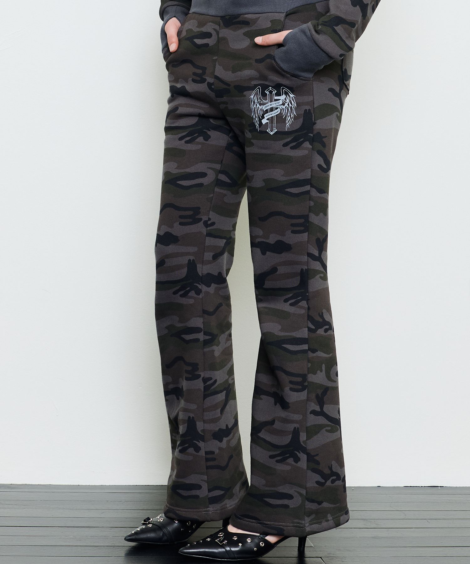 パンツ LUV IS TRUE BOOTSCUT POCKET CARGO PANTS MUSINSA公式 | LUVISTRUE EV BOOTSCUT TRAINING PANTS(CAMO)