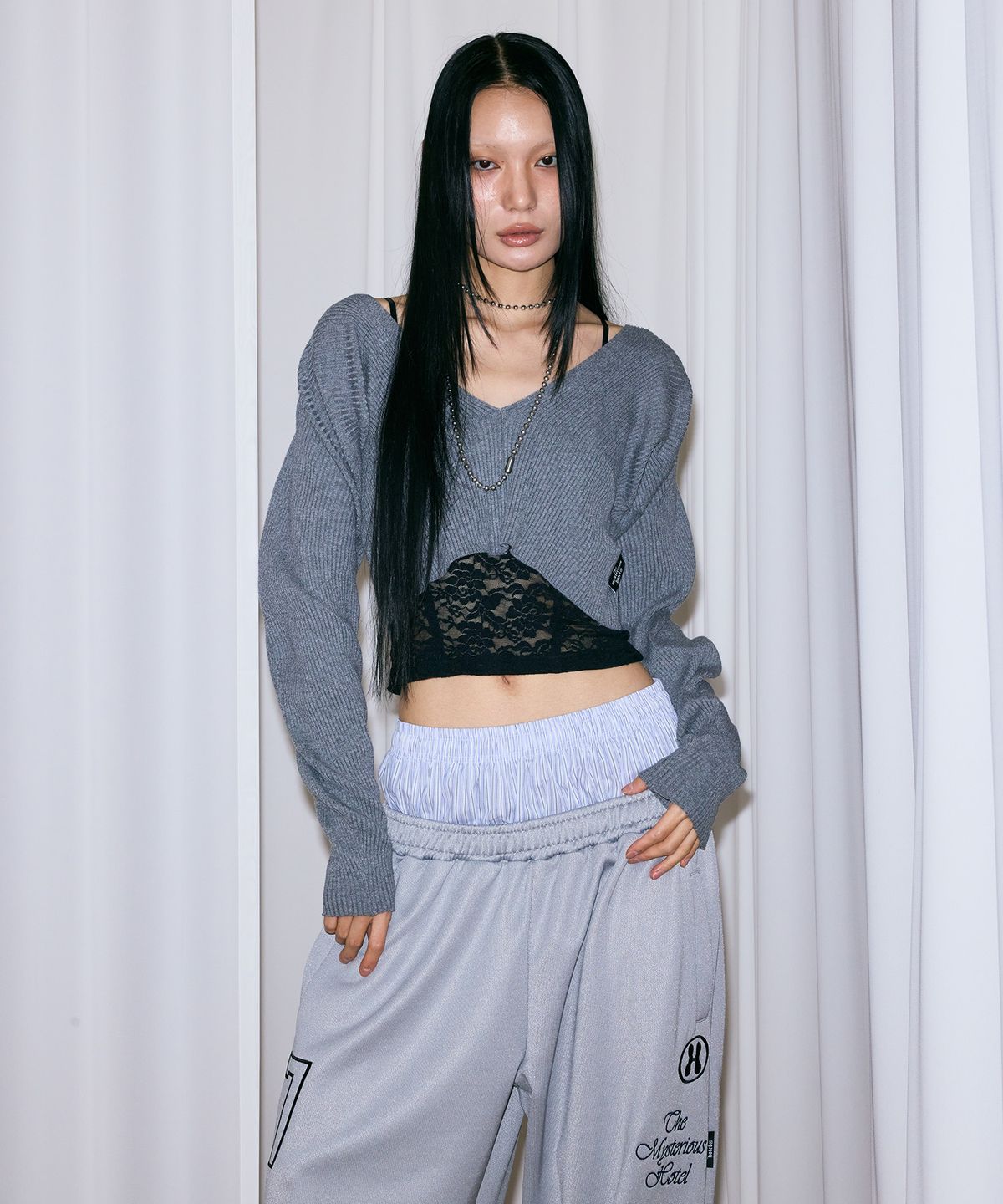 미스테리어스호텔(THE MYSTERIOUS HOTEL) V NECK LAYERED KNIT [3 Color]