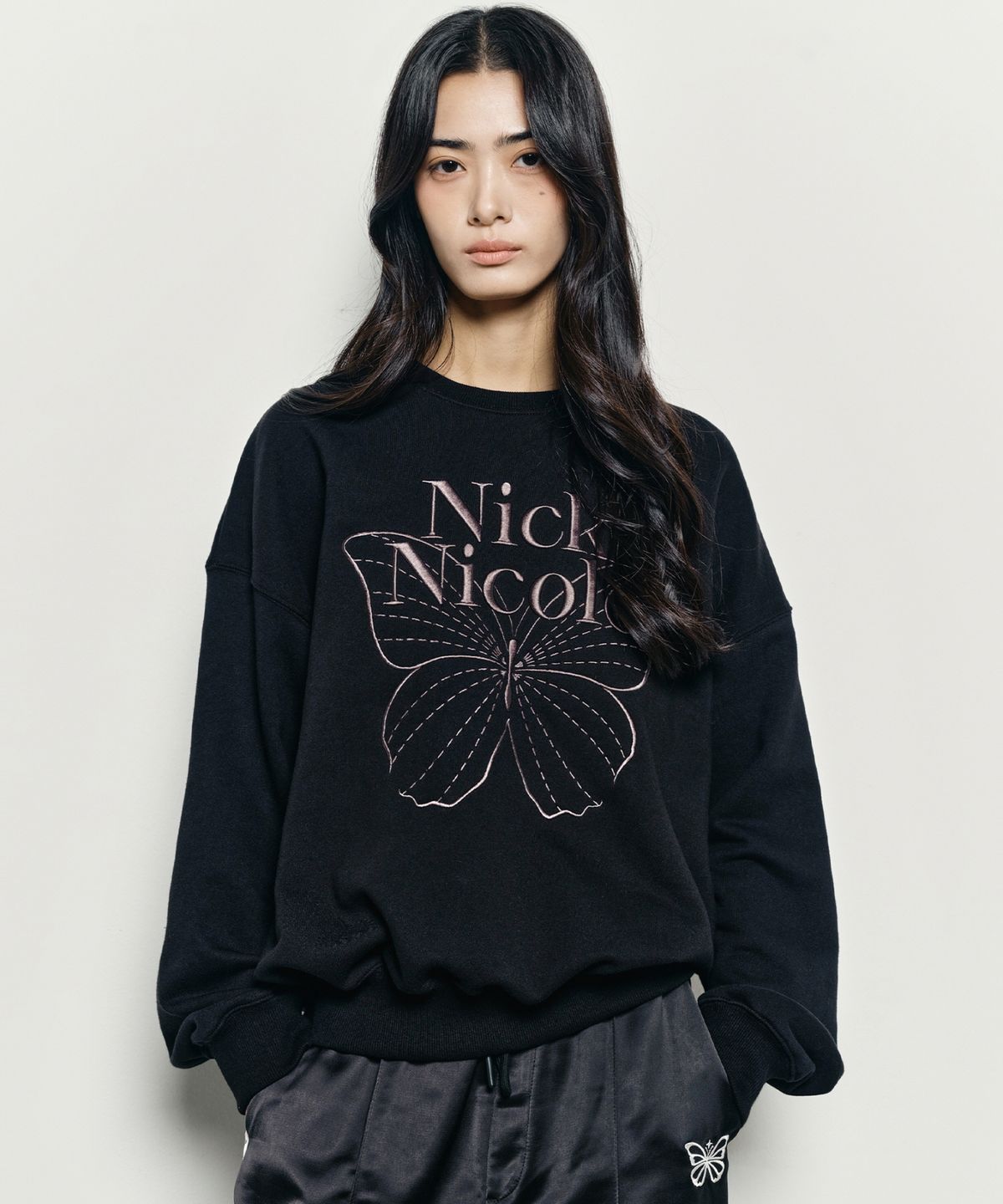 닉앤니콜(NICK&NICOLE) VOLUME BUTTERFLY SIGNATURE SWEATSHIRT_BLACK CHARCOAL