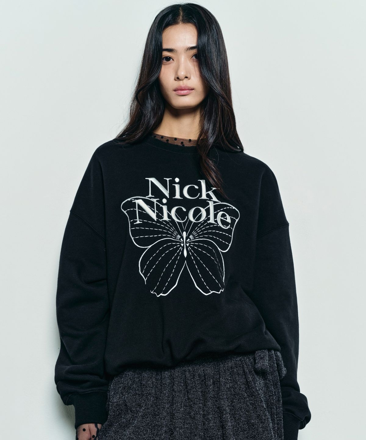 닉앤니콜(NICK&NICOLE) VOLUME BUTTERFLY SIGNATURE SWEATSHIRT_BLACK WHITE