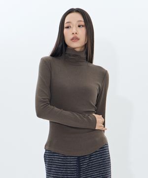 Sleek warm Turtleneck (KHAKI)